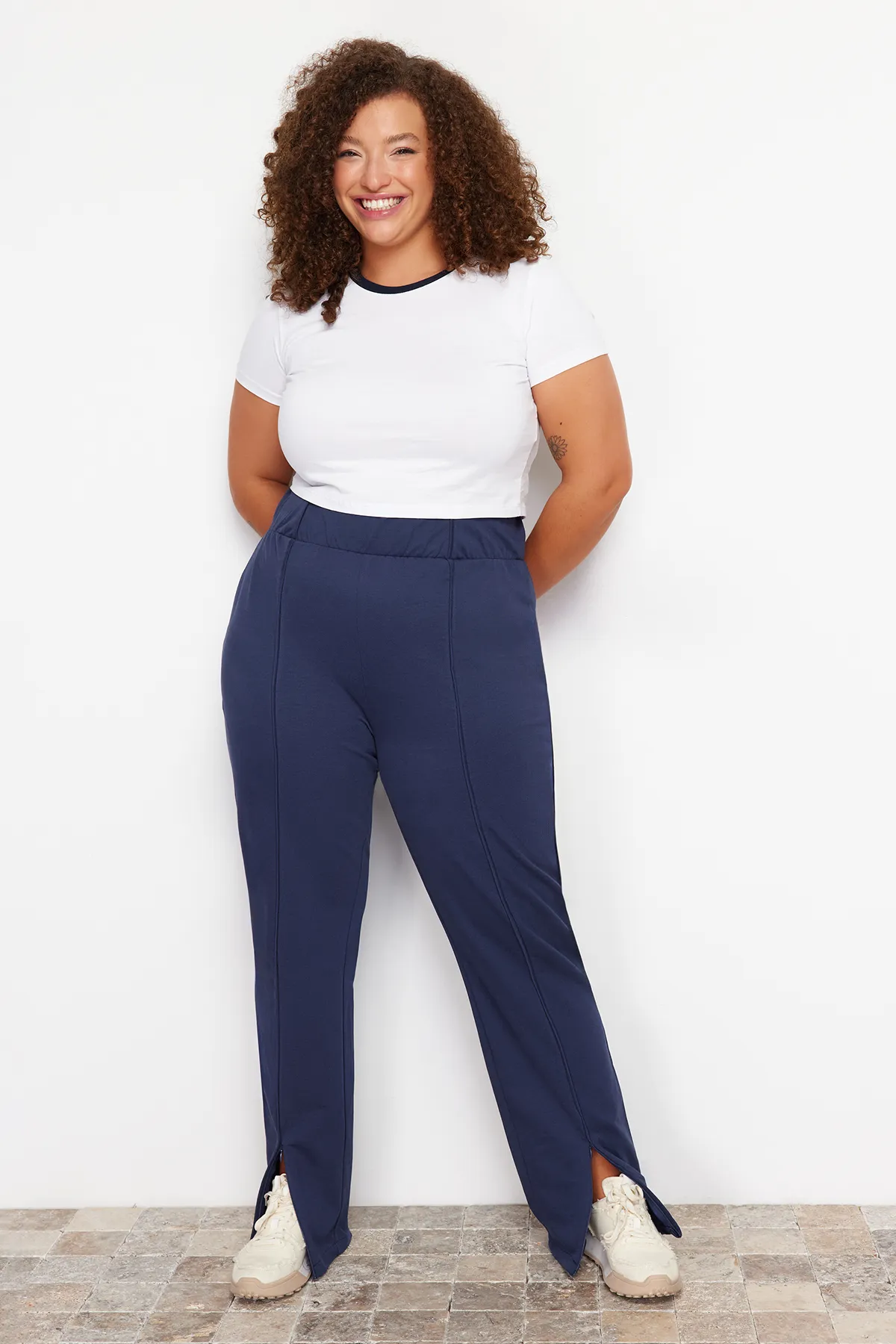 Trendyol Curve  Marineblaue Paspelierung, detaillierte dünne Jogger-Strick-Jogginghose TBBSS24AJ00001