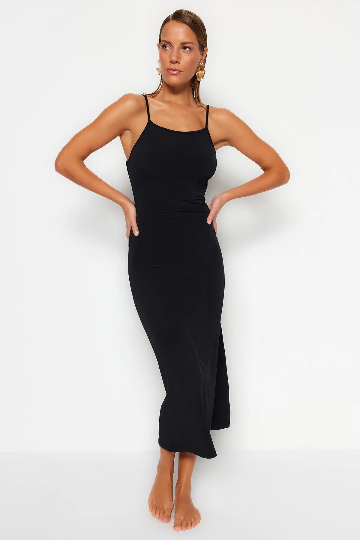 Trendyol Collection  Schwarzes, tailliertes, rückenfreies Maxi-Strandkleid aus Strick TBESS23EL00116