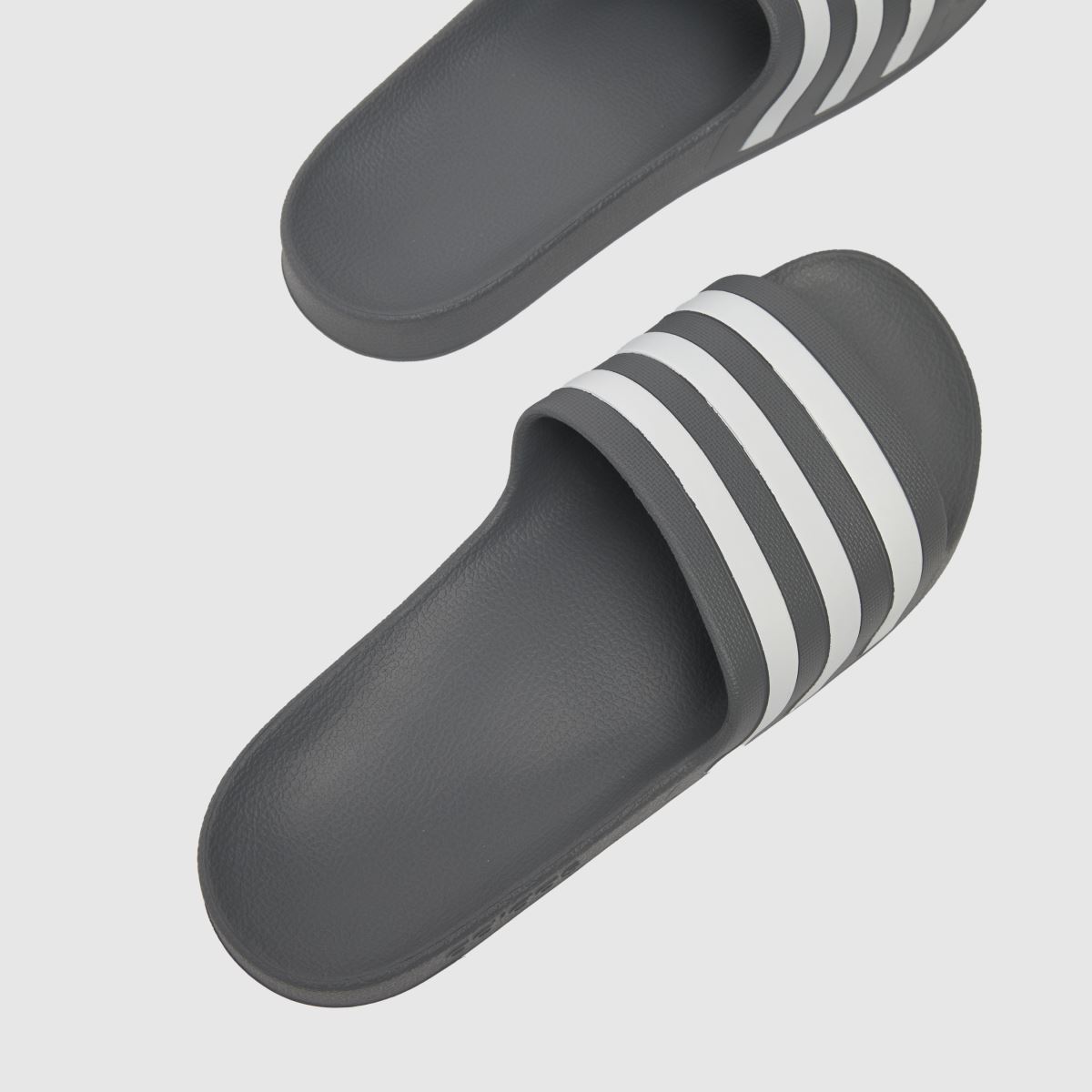 adidas adilette aqua sandaler i vitt och grått