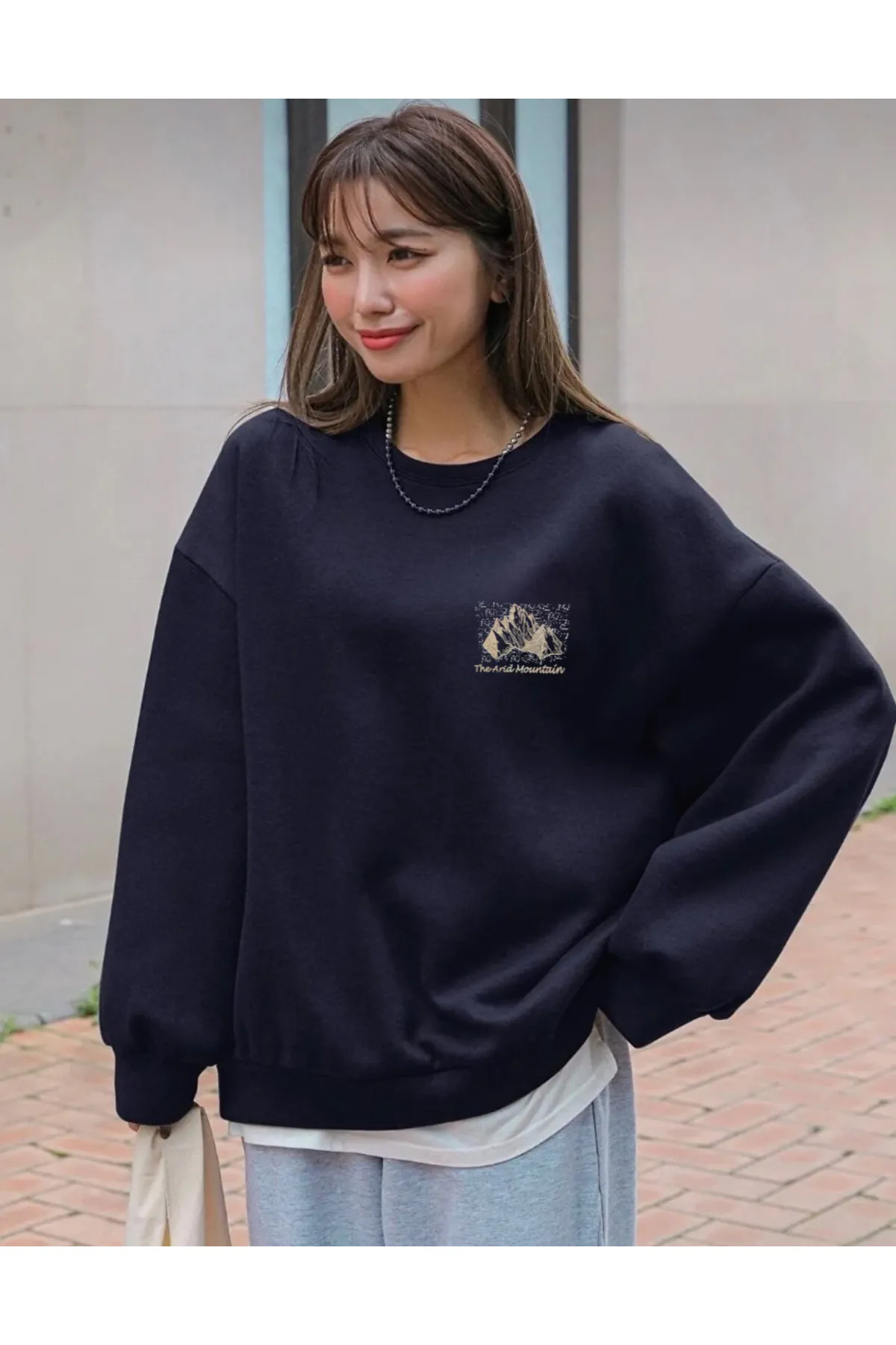 My Blog  Unisex-Oversize-Sweatshirt mit Arid-Mountain-Print in Marineblau