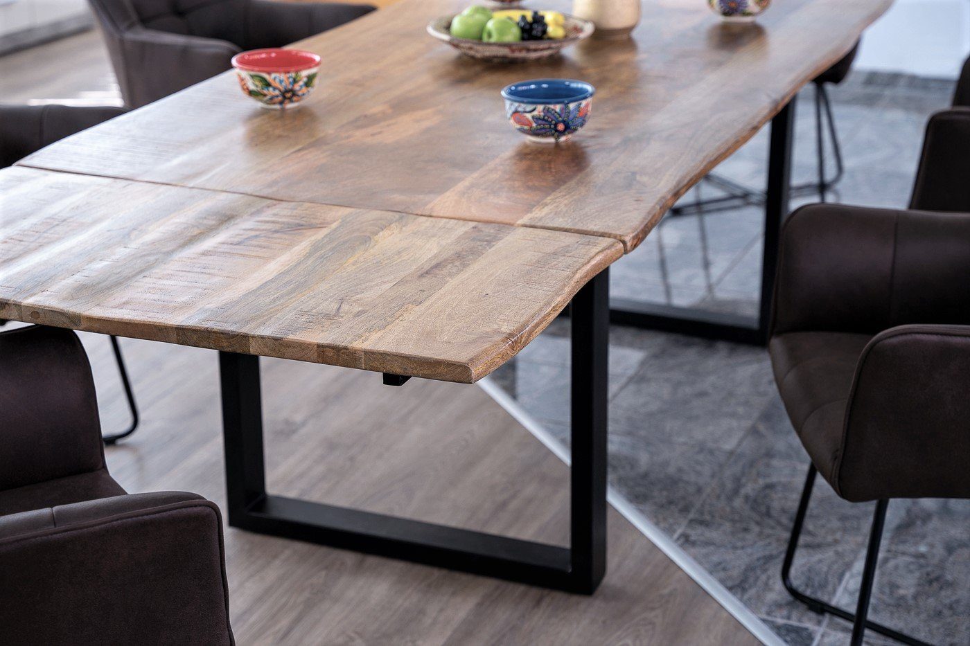 Junado® Baumkantentisch Noar, Mango Massivholz, naturfarben, natürliche Baumkante, 2 Ansteckplatten