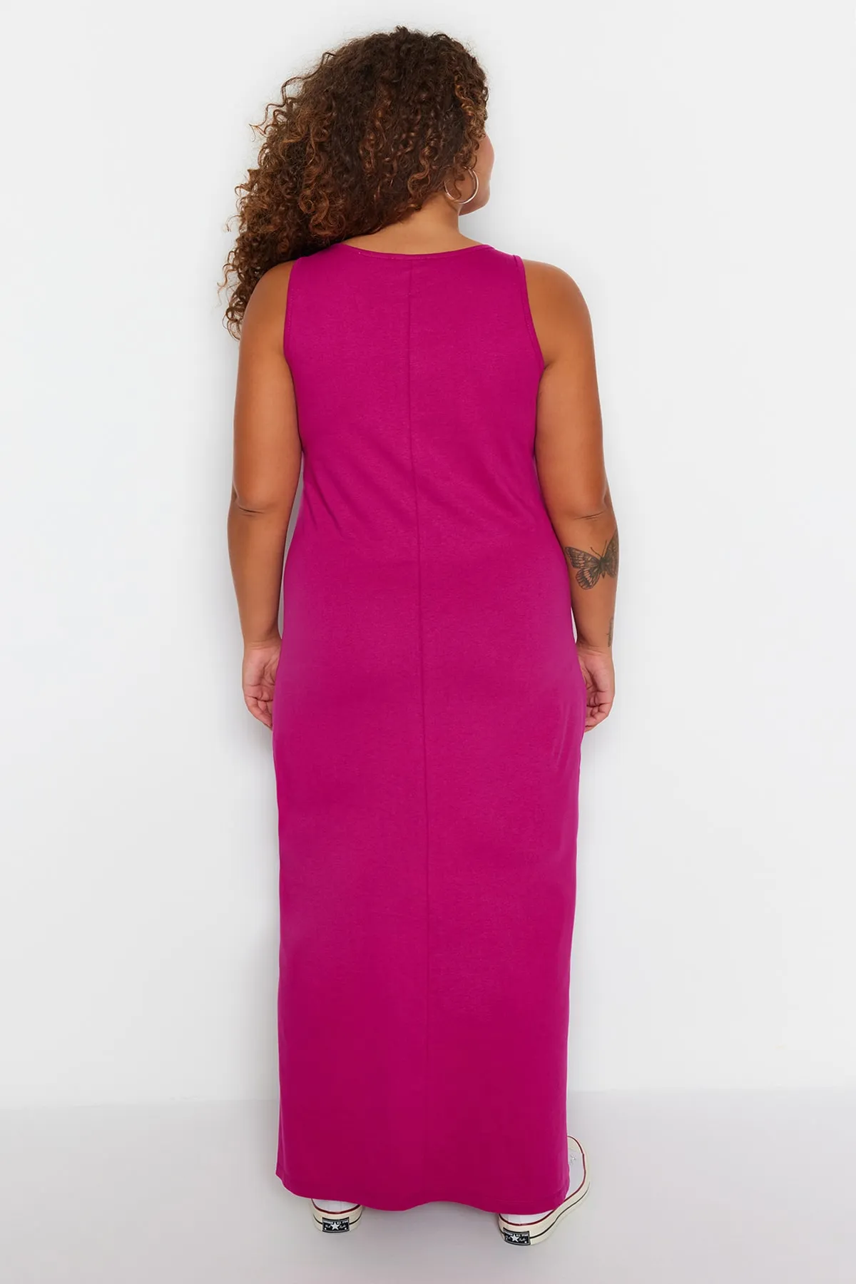 Trendyol Curve  Fuchsiafarbenes Shift-Strickkleid mit Rundhalsausschnitt und Schlitz TBBSS22AH0162