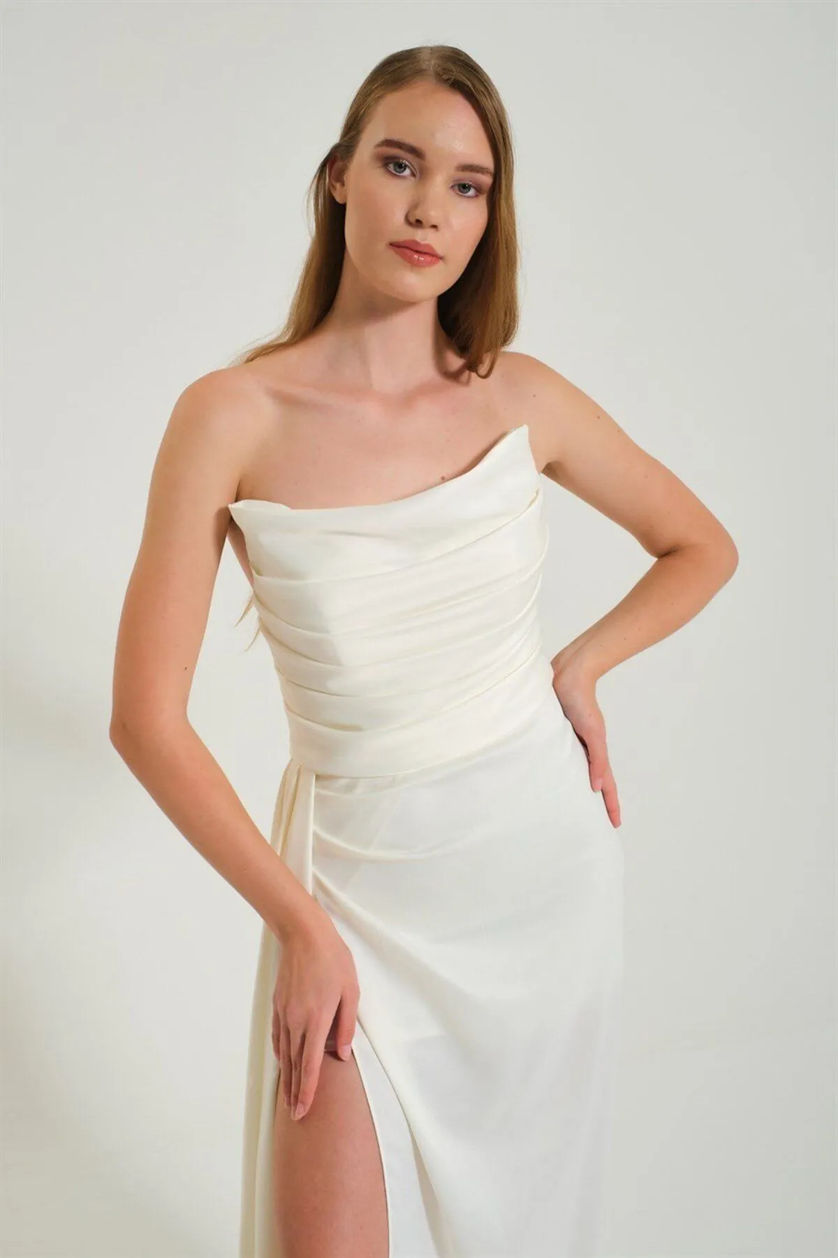 Carmen  Ecrufarbenes, geschlitztes Satin-Abendkleid für Outdoor-Shootings