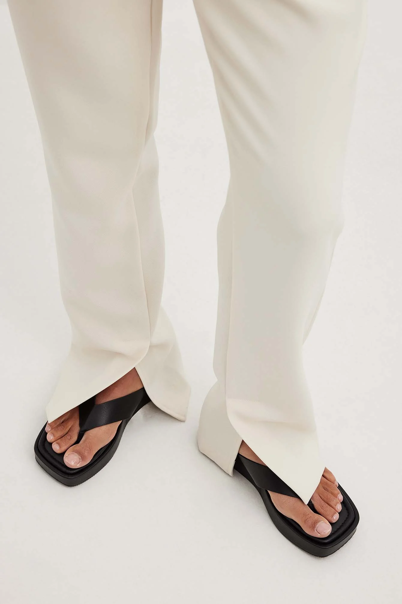 Taillierte Mid-Waist Hose mit Seitenschlitz