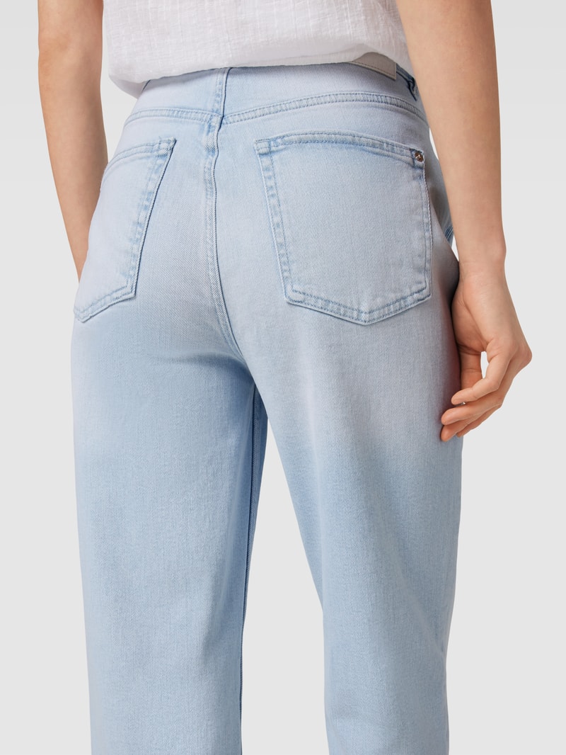 Jeans mit ausgefransten Beinabschlüssen in hellblau