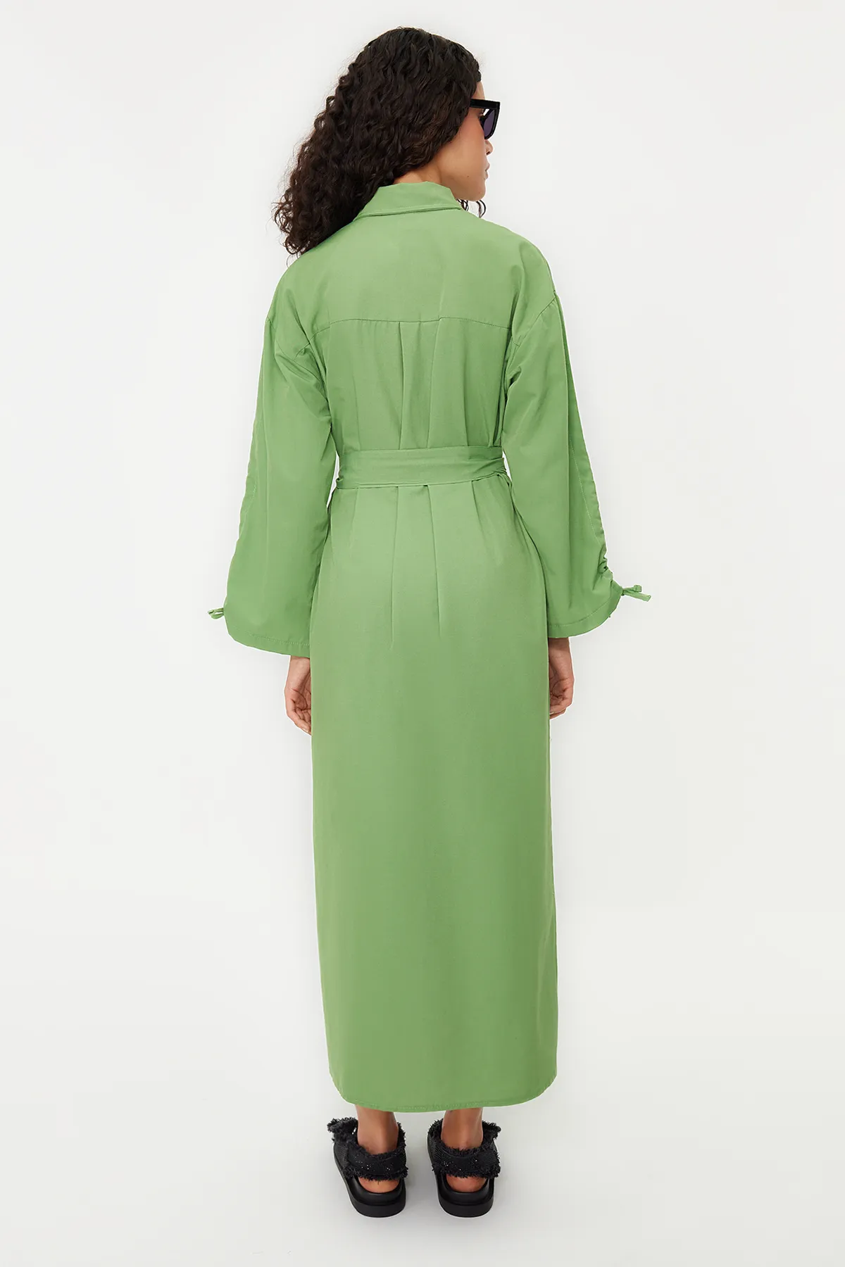Trendyol Modest  Khakifarbenes, verstellbares, detailliertes Hemdkleid aus Baumwollgewebe mit Gürtelärmeln TCTSS23EB00365