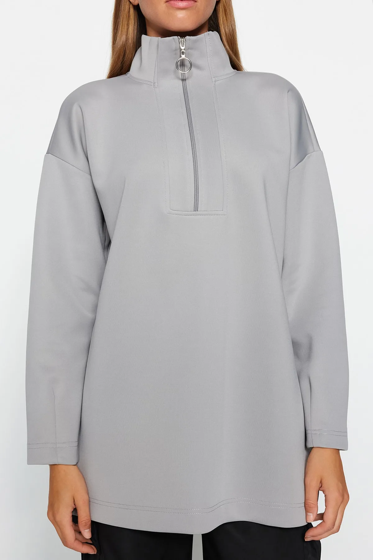 Trendyol Modest  Graues, schlicht gestricktes Taucher-/Scuba-Sweatshirt mit Reißverschluss und detailliertem Ausschnitt TCTAW23TW00198