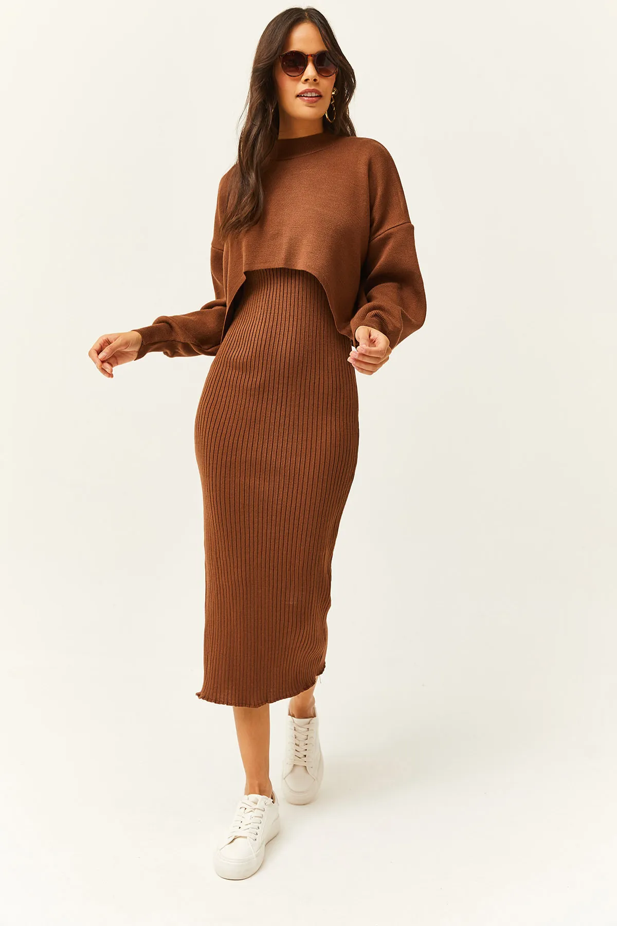 Olalook  Damen-Strickanzug in Bitterbraun mit Oberteil, bauchfreiem Pullover, Trägerkleid unten, TKM-19000176