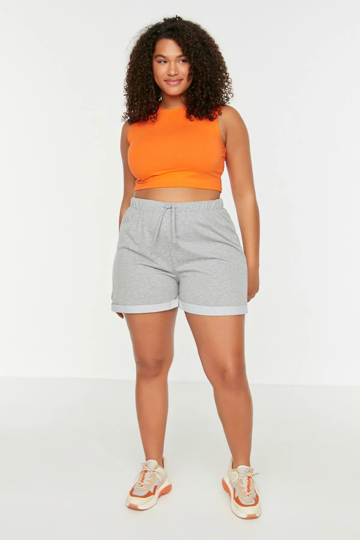 Trendyol Curve  Graue gestrickte Shorts mit Taschen und Bermuda TBSSS22SR0143