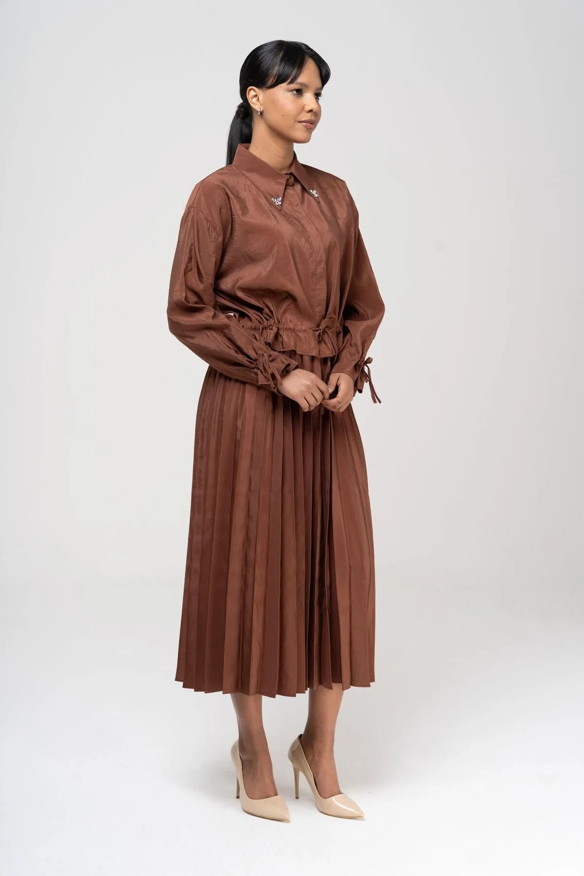Olcay  Bluse mit Spitzendetail, elastischer Bund, Faltenrock, Anzug, BRAUN 9223-TK