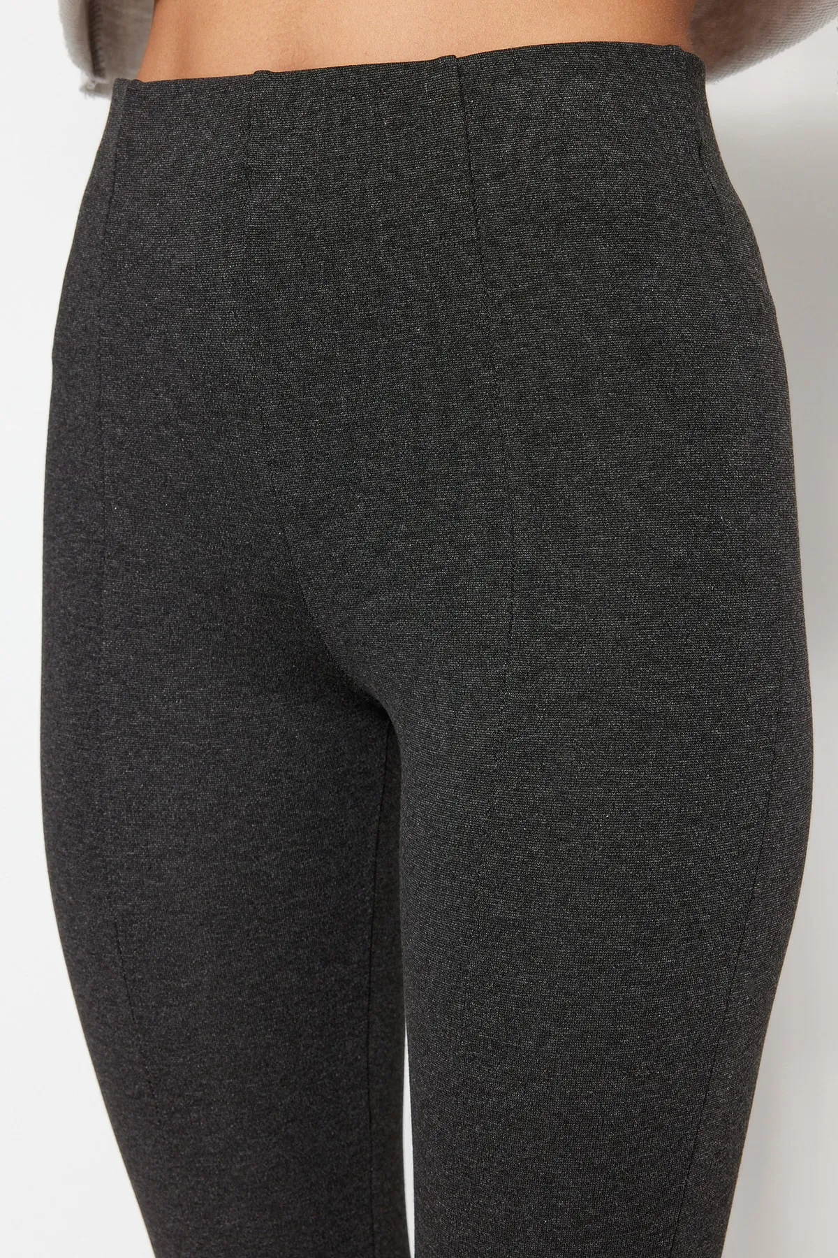 Trendyol Collection  Anthrazitfarbene Interlock-Strick-Leggings mit hoher Taille und geschlitzten Beinen TWOAW21PL0263