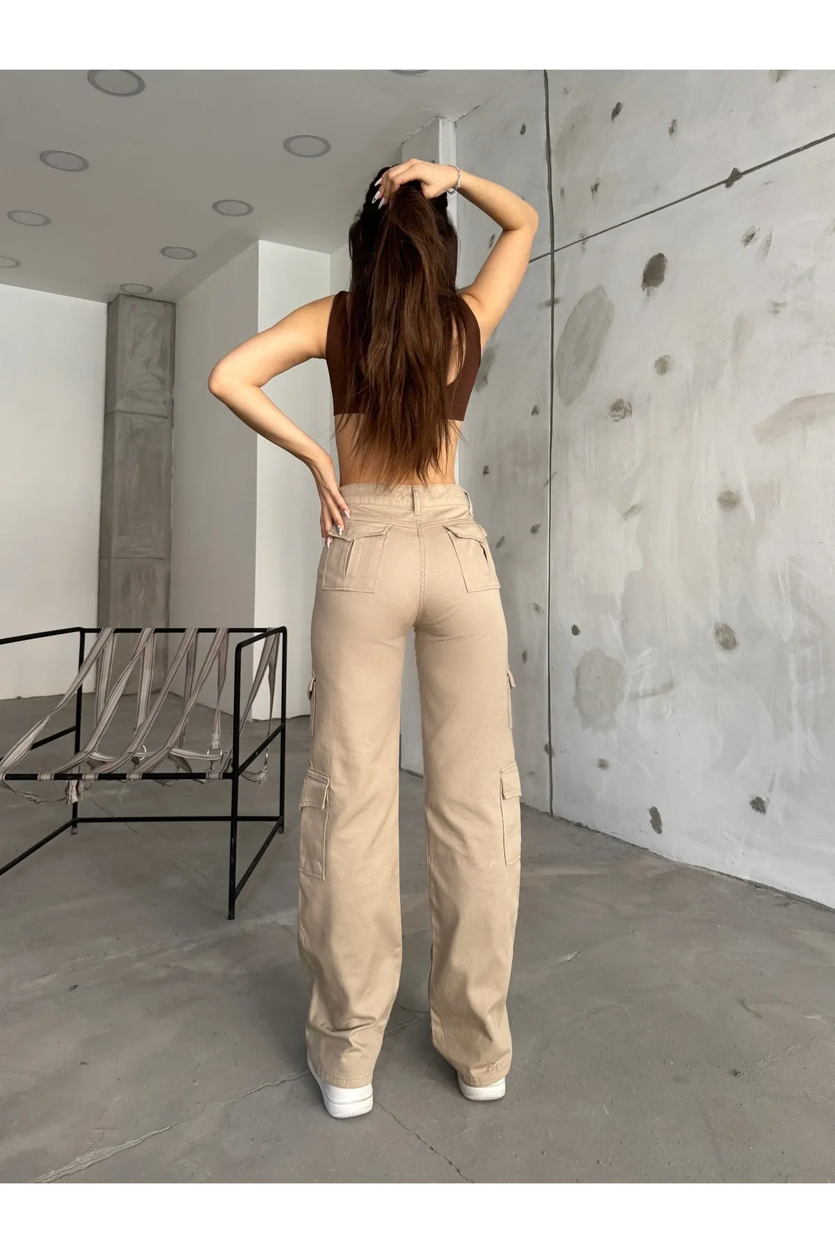 BİKELİFE  Beigefarbene Cargohose mit hoher Taille und mehreren Taschen und gerader Passform für Damen