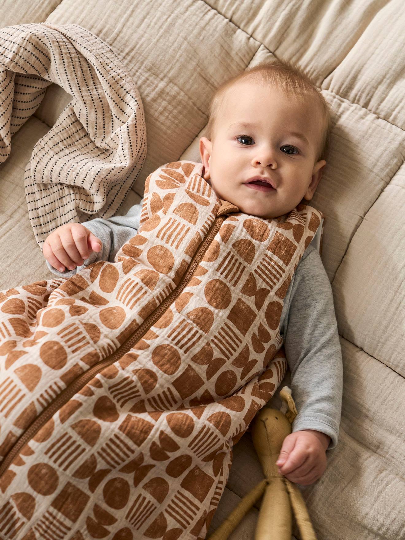 Vertbaudet Ärmelloser Baby Wende-Schlafsack ETHNIC mit Recycling-Polyester - beige bedruckt