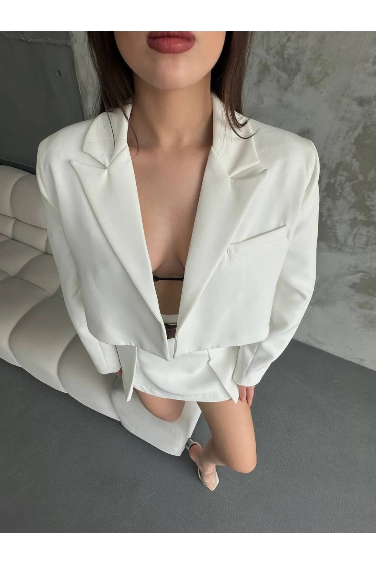 Laluvia  Ecrufarbenes Set aus Jacke und Rock mit zweireihigem Kragen und Gürtel