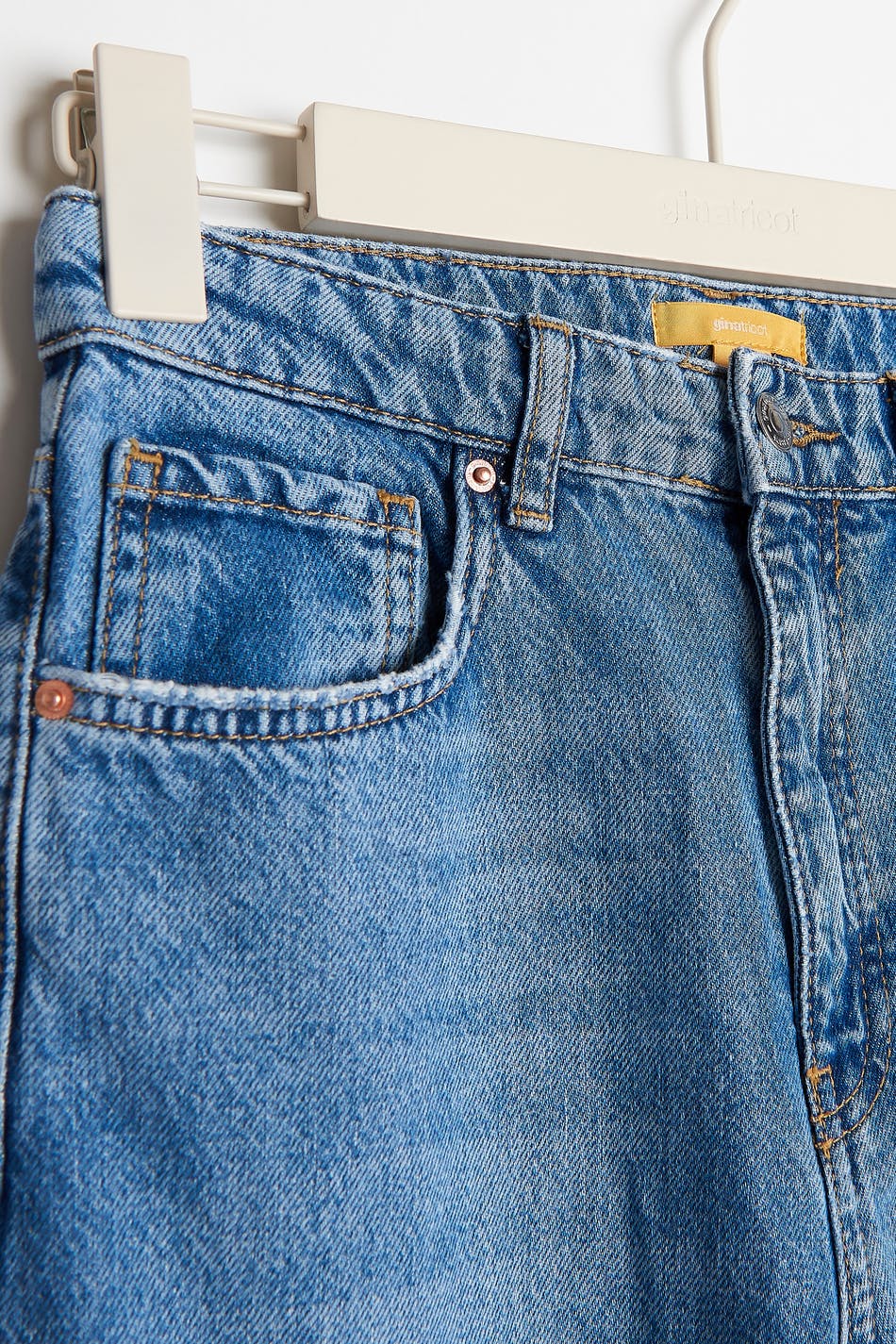 Straight 90s slit jeans