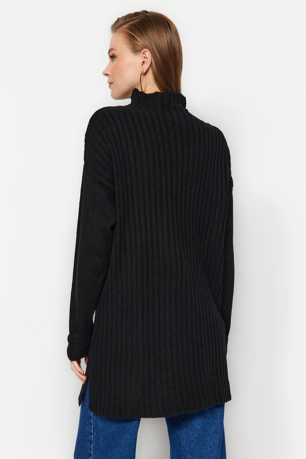 Trendyol Modest  Schwarzer, gerippter, weich strukturierter Strickpullover mit Stehkragen TCTAW24AK00013