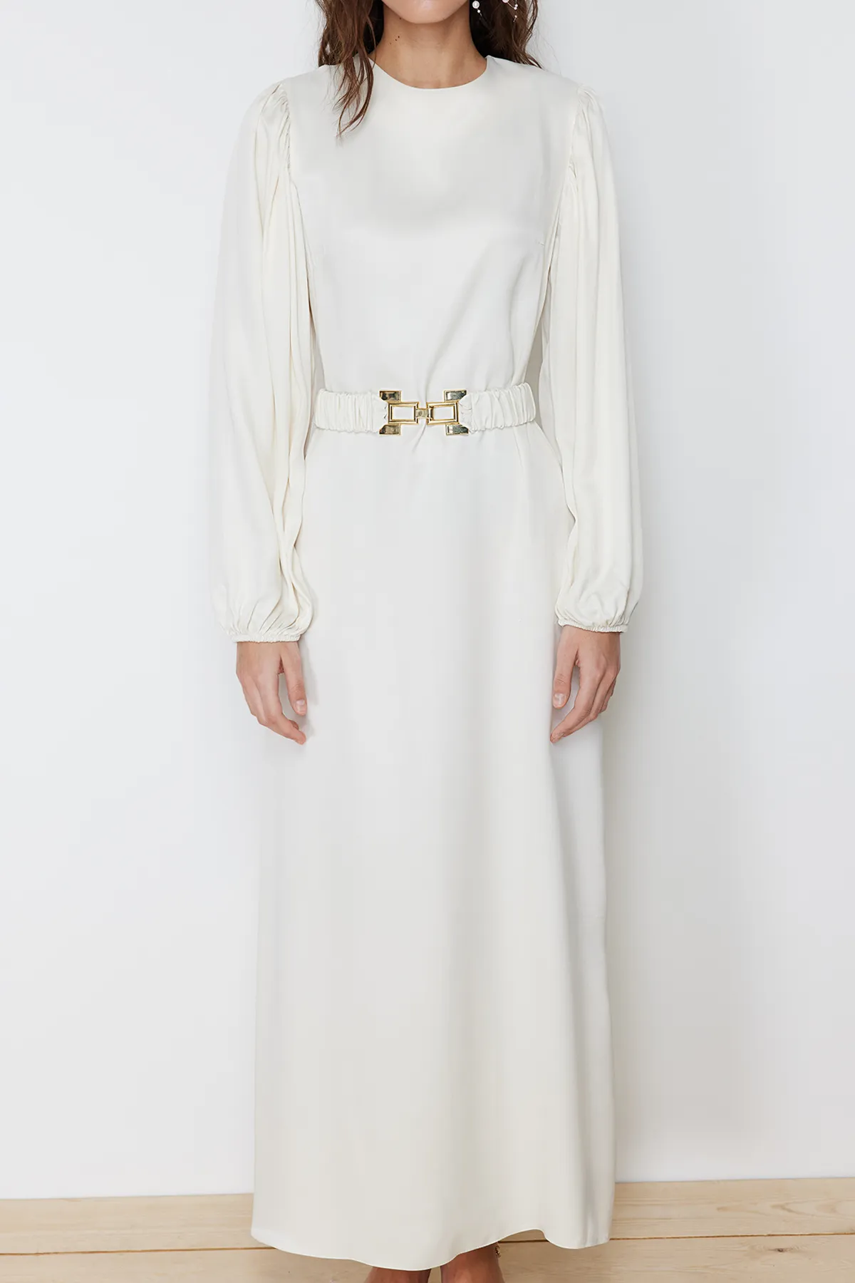 Trendyol Modest  Ecru Satin gewebtes Brauthochzeits-/besonderes Anlass-langes Abendkleid TCTSS24DB00041