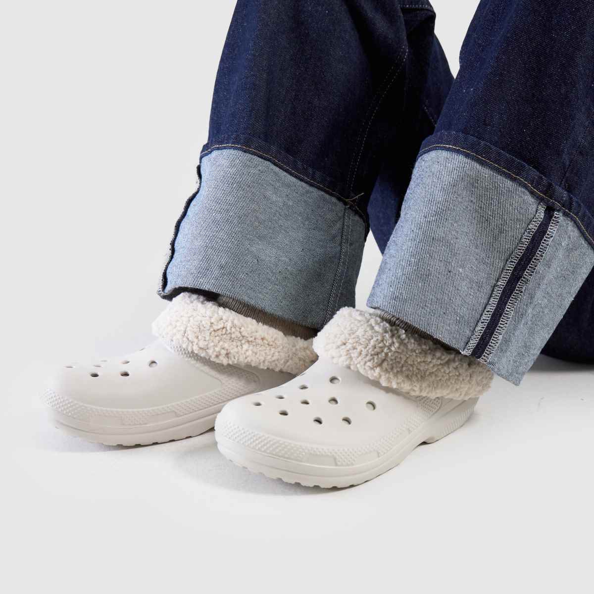 Crocs Blitzen bélelt klumpa szandál szürke színben