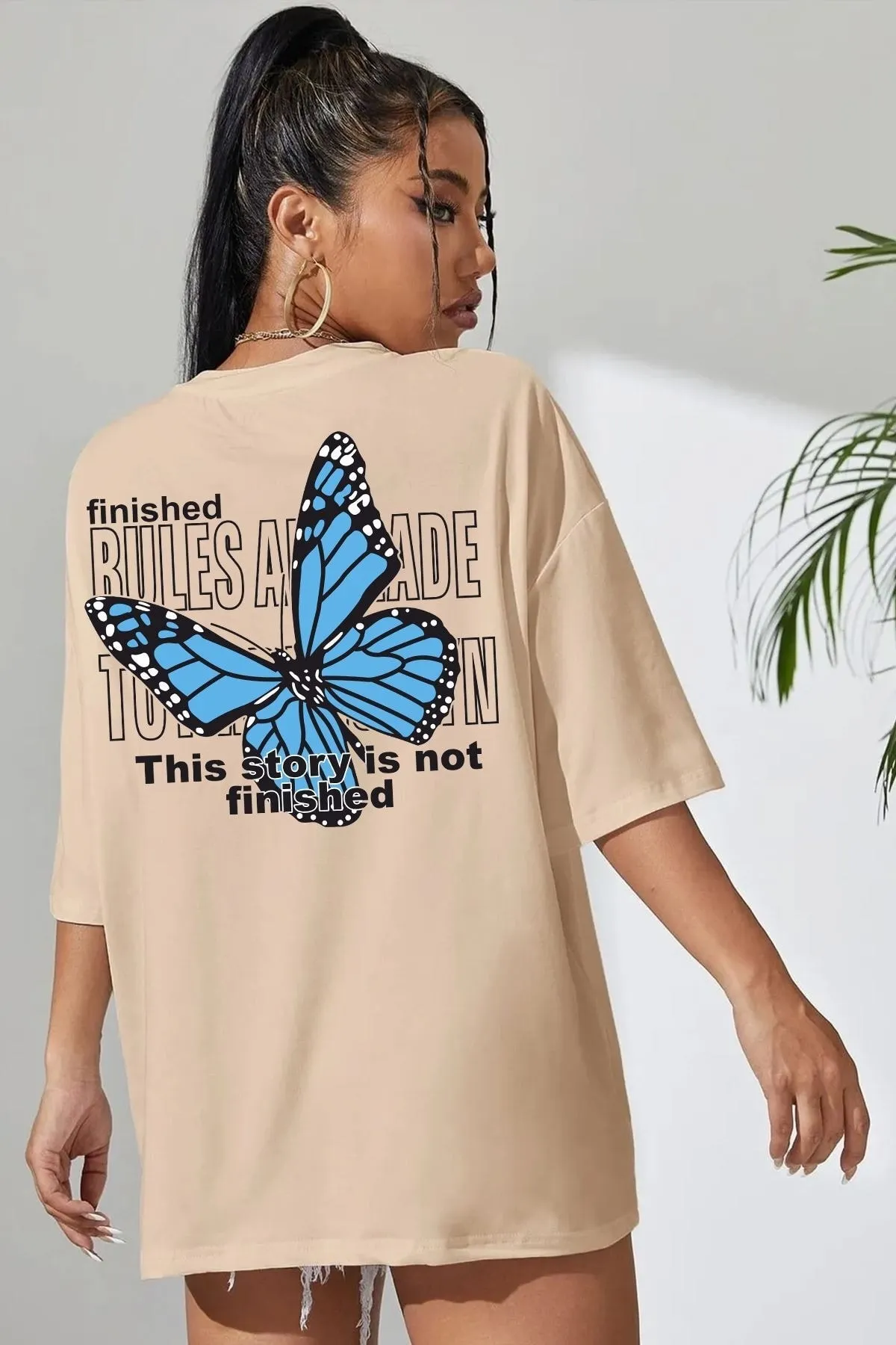 uyguntarz  Unisex-T-Shirt mit Schmetterlings-Print in Beige auf der Rückseite