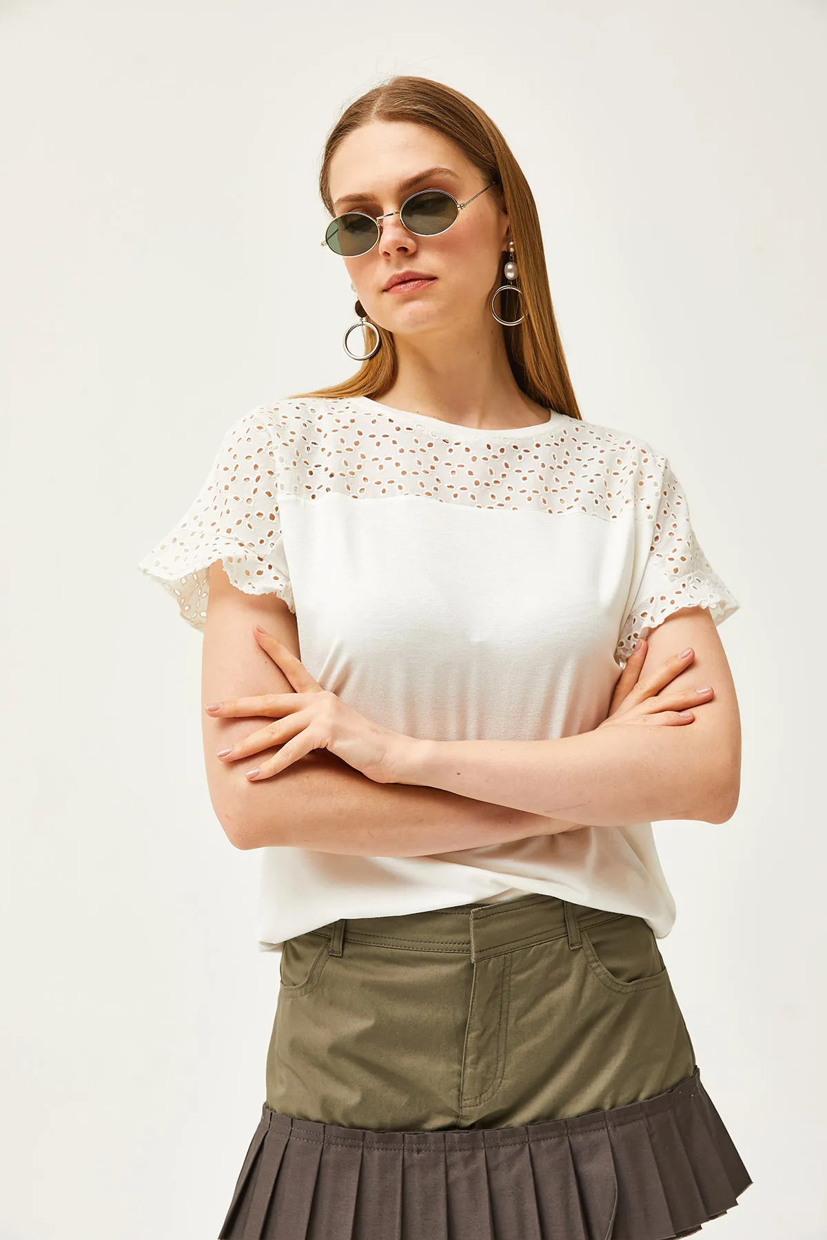 Olalook  Ecrufarbenes Damen-T-Shirt mit Volants und Muschelärmeln BLZ-19000979