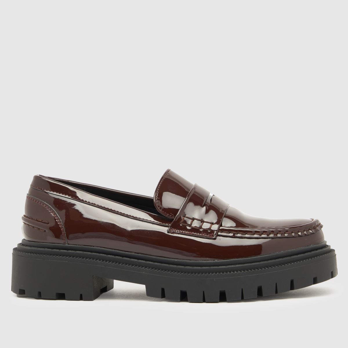 Schuh Lexis – Vinröd, grova, platta loafers i lack med läderdetaljer
