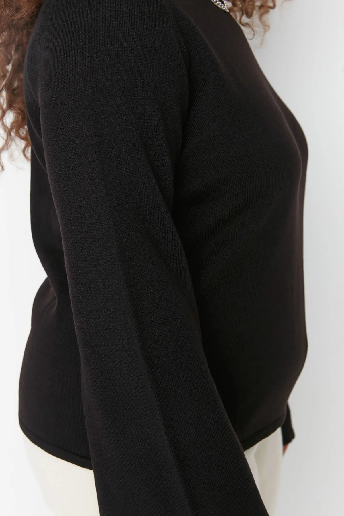 Trendyol Curve  Schwarzer Strickpullover mit spanischen Ärmeln TBBAW23AN00034