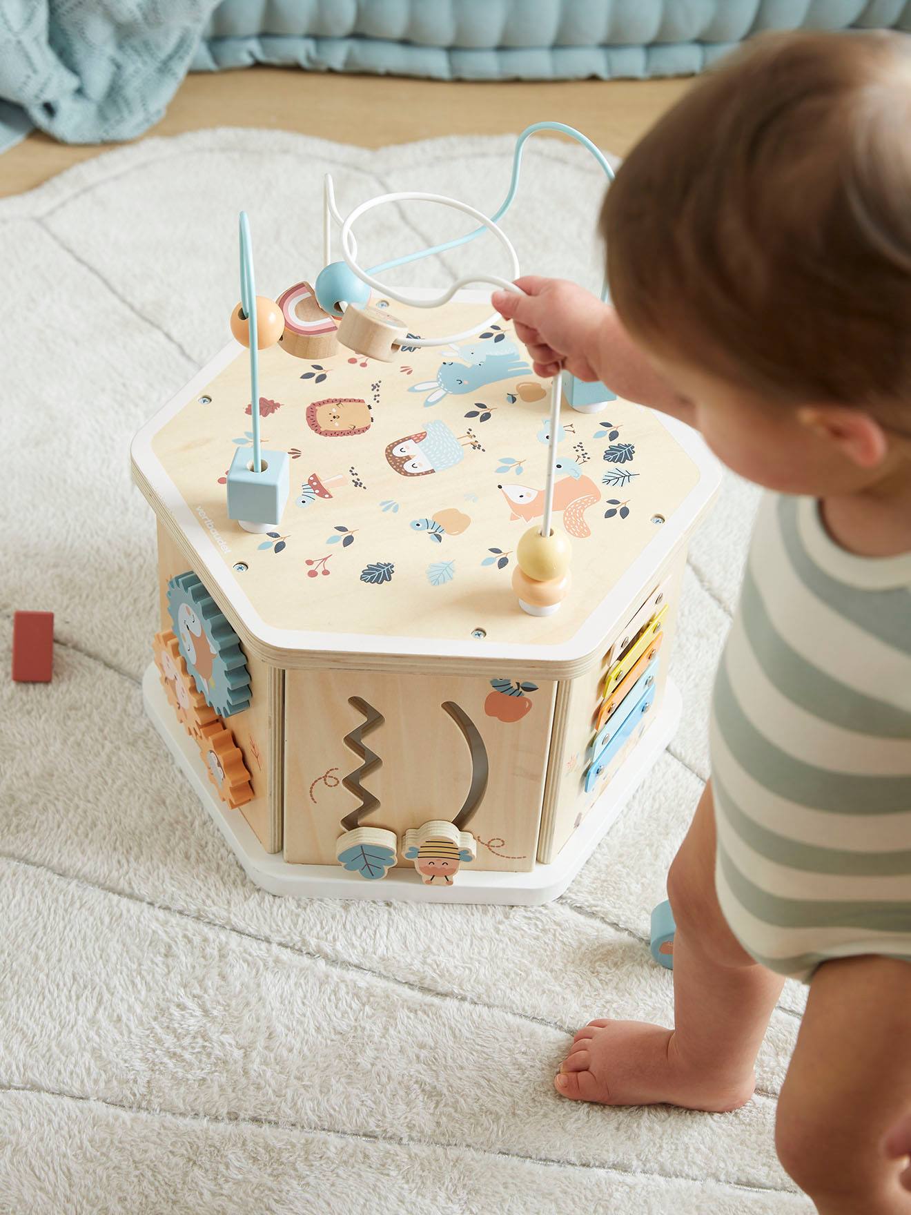 Grand cube d'activités hexagonal Les amis de la forêt en bois FSC® beige