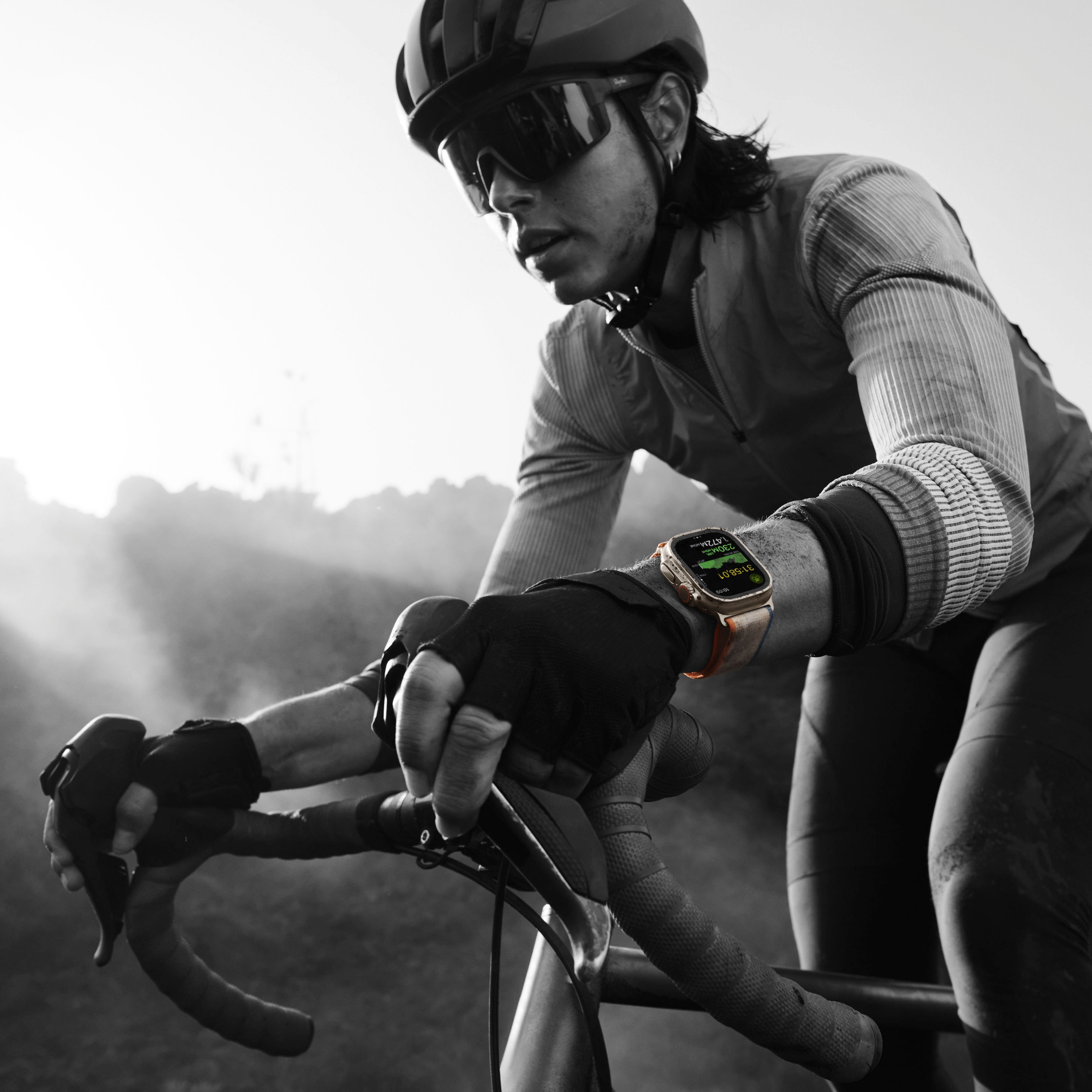 Apple Watch Ultra 2 GPS 49 mm + Cellular Titanium Large Smartwatch (4,9 cm/1,92 Zoll, Watch OS 10), Alpine Loop