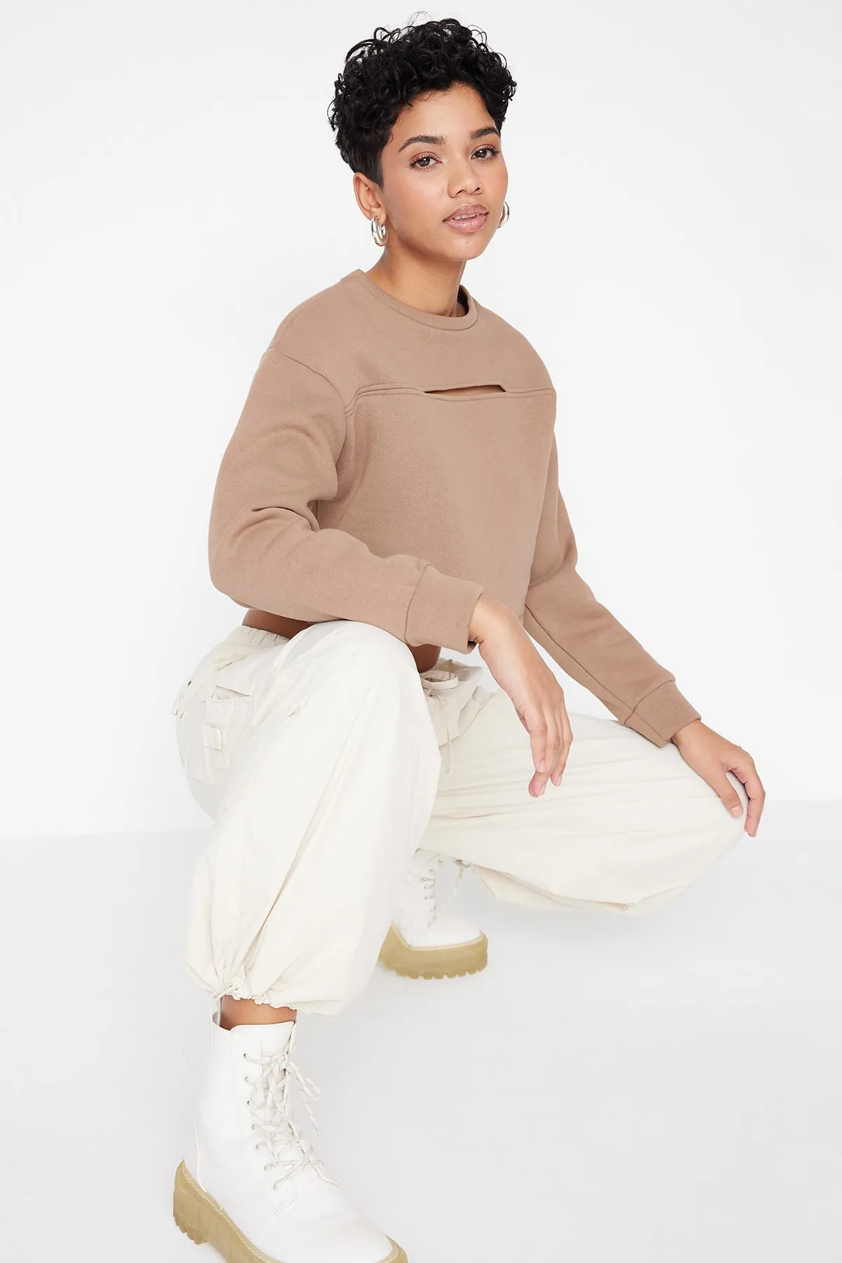 Trendyol Collection  Beige Jogginghose mit normaler Taille und Taschendetail TWOAW23JE00740/Beige