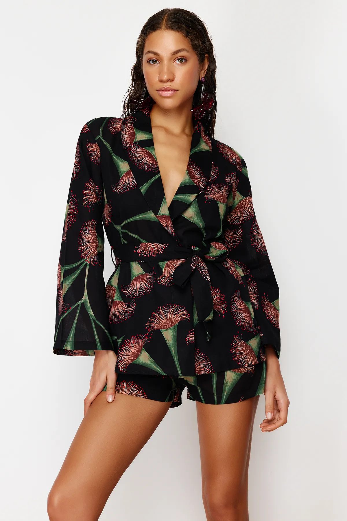 Trendyol Collection  Gewebtes Kimono-Shorts-Set aus 100 % Baumwolle mit Blumenmuster und Gürtel TBESS24AU00012