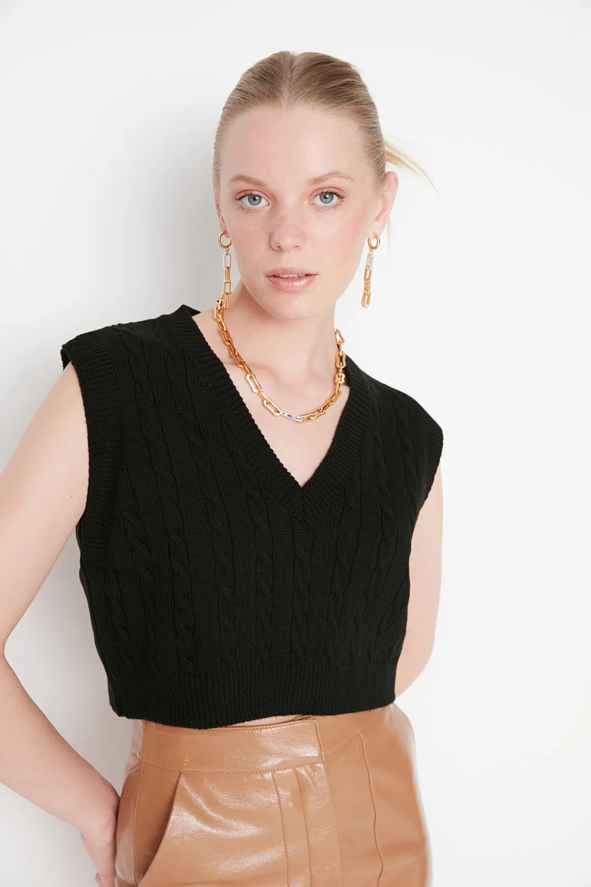 Trendyol Collection  Schwarzer kurzer Strickpullover mit V-Ausschnitt TWOAW22BZ0049
