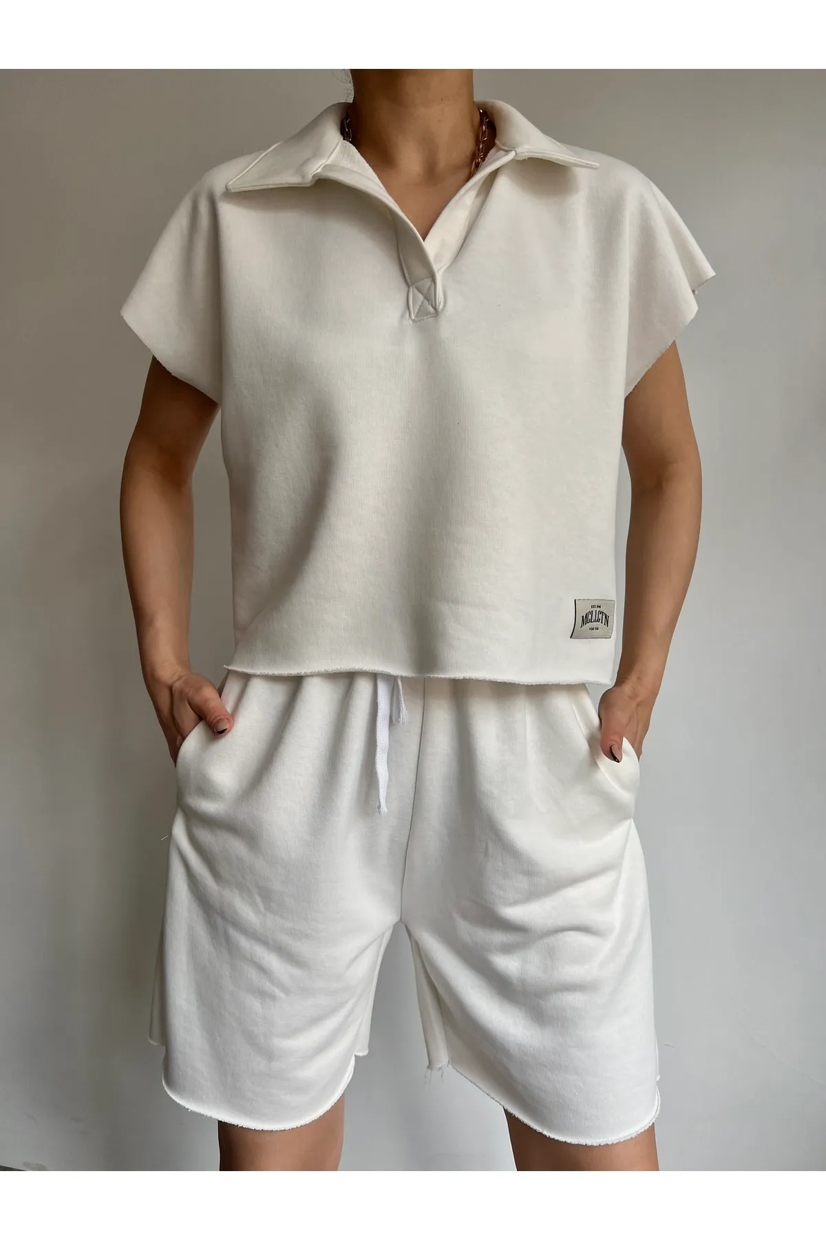 MAİ COLLECTİON  Weißes Shorts-Set mit Rollkragen für Damen