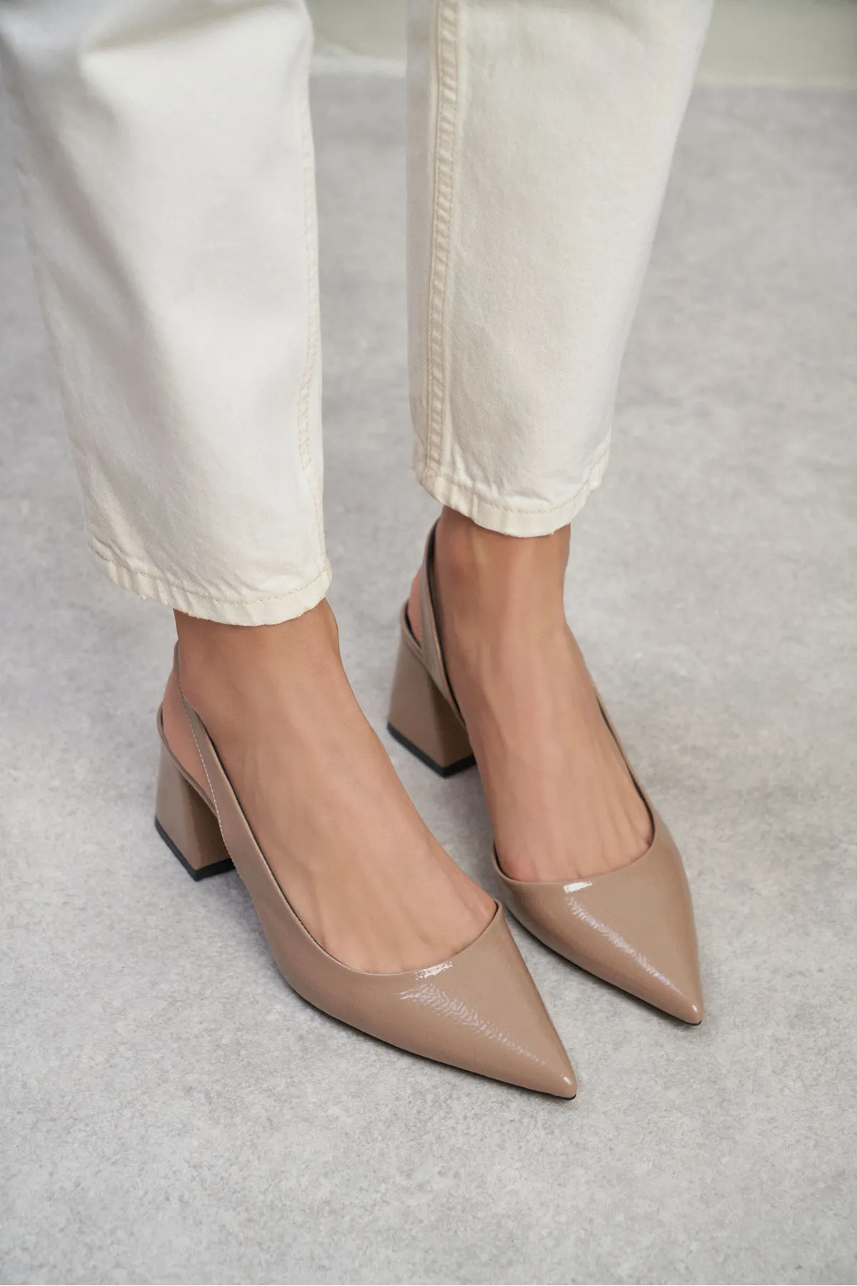 NİŞANTAŞI SHOES  Dunkelbeige Damen-Schuhe mit Absatz aus Lackleder mit Banddetail und spitzer Zehenpartie von Owen
