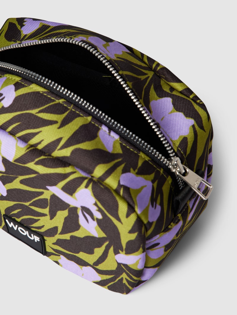 Kosmetiktasche mit Label-Patch Modell 'Adri' in olivgrün
