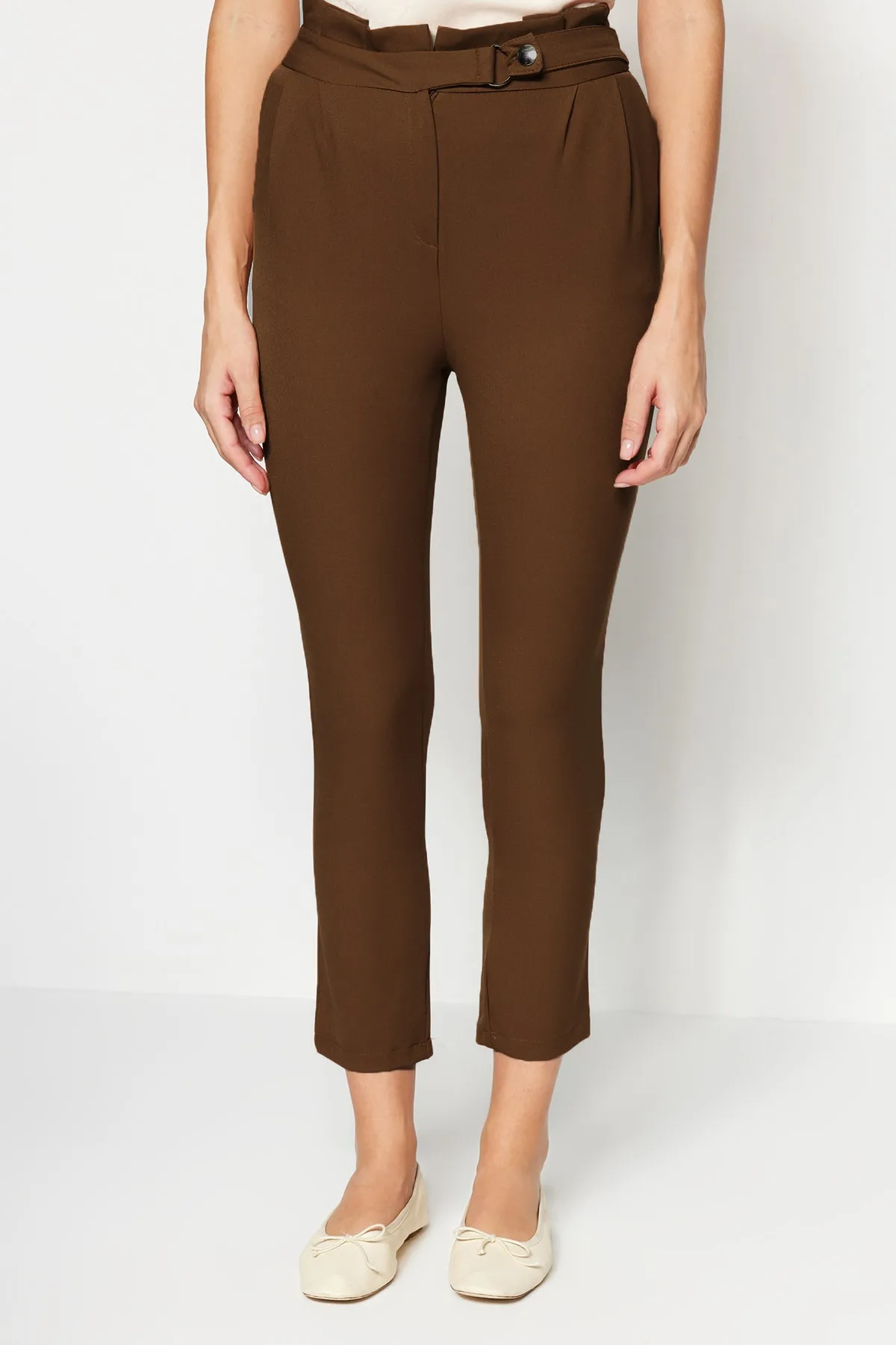 Trendyol Collection  Braune Karotte mit schmalem Beingürtel, detaillierte plissierte Webhose TWOSS20PL0131