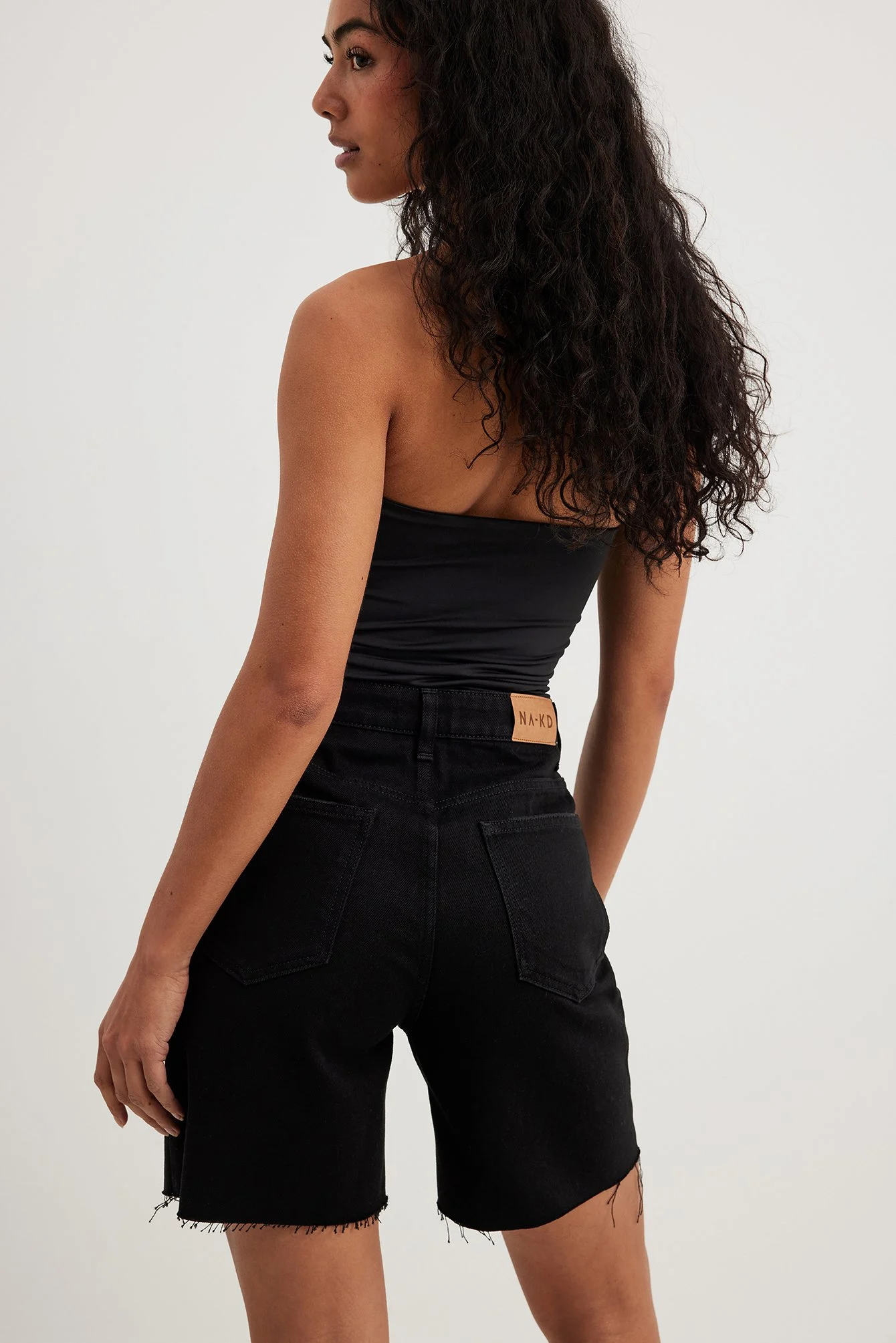 Hochtaillierte Denim-Shorts mit rohem Saum
