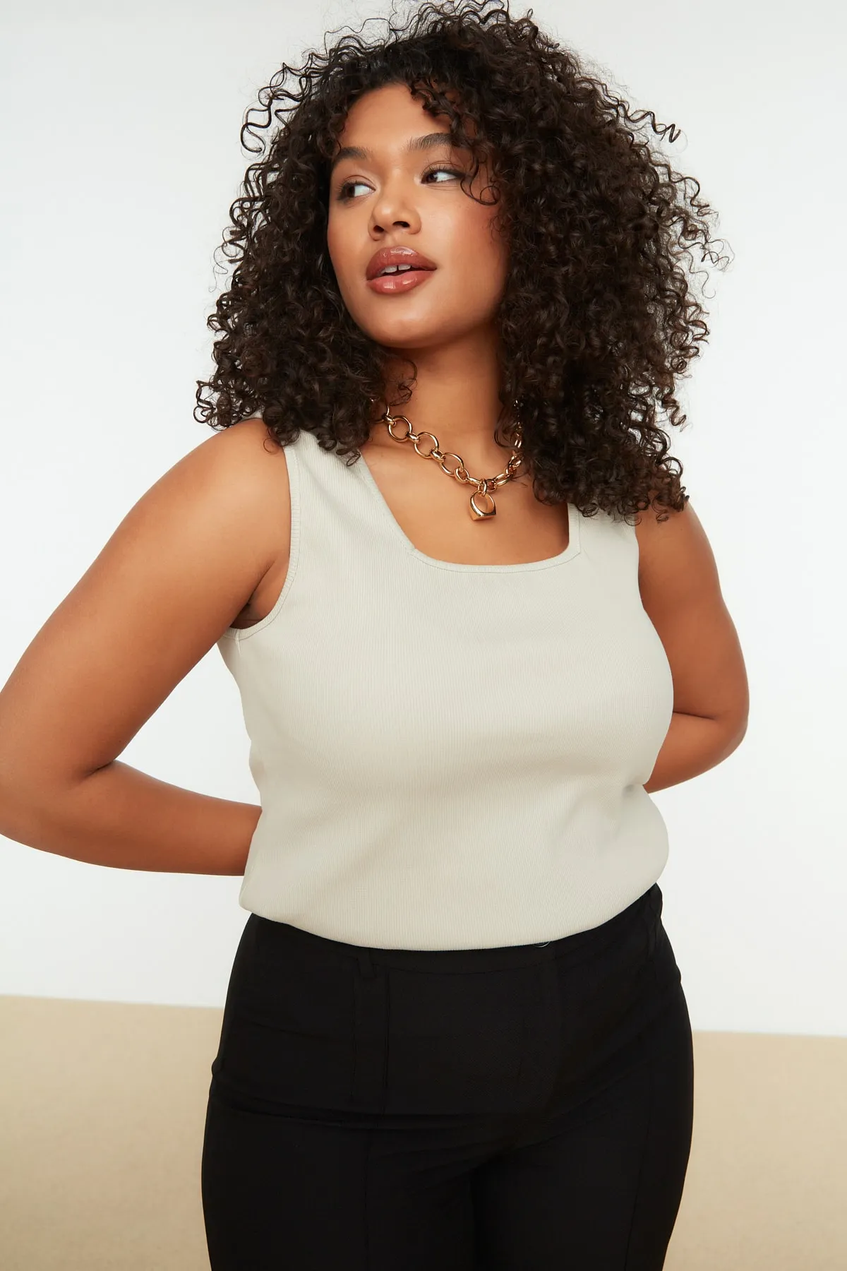 Trendyol Curve  Beigefarbenes Basic-Unterhemd aus schnurgebundenem Strick mit quadratischem Ausschnitt TBBSS22AL0011