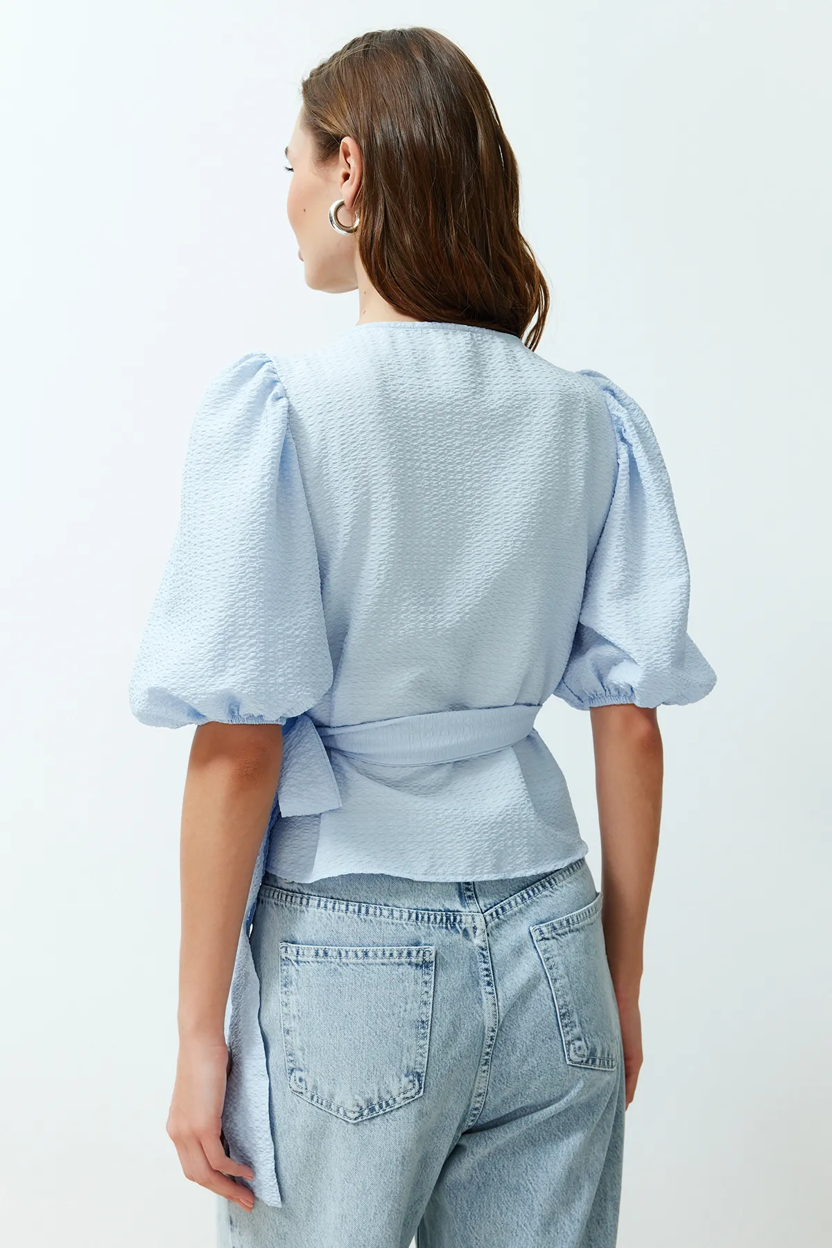 Trendyol Collection  Blaue, zweireihige, mit Schnürung versehene, detaillierte Seersucker-Gewebebluse TWOSS24BZ00345