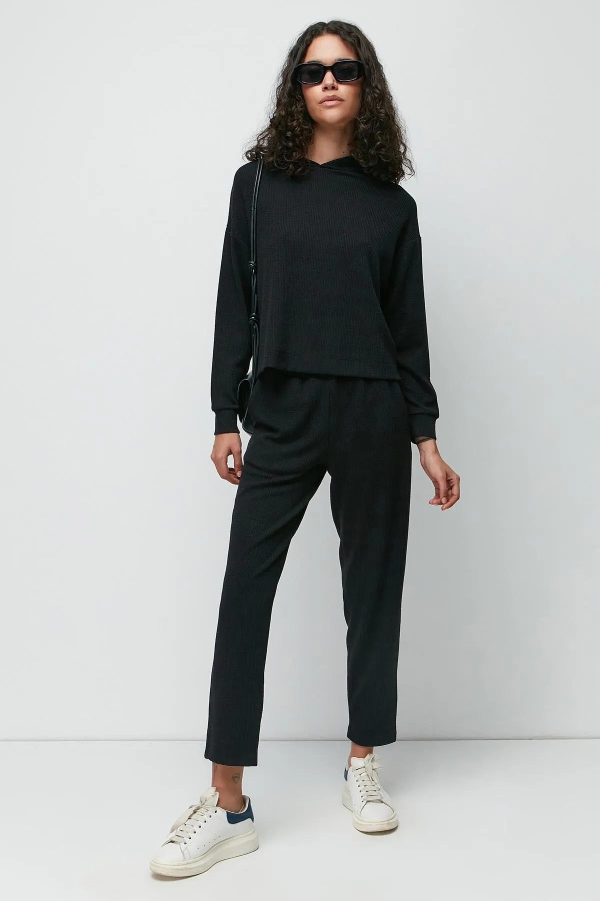 C&City  Geripptes Sweatshirt-Hosen-Set mit Kapuze 9131 Schwarz