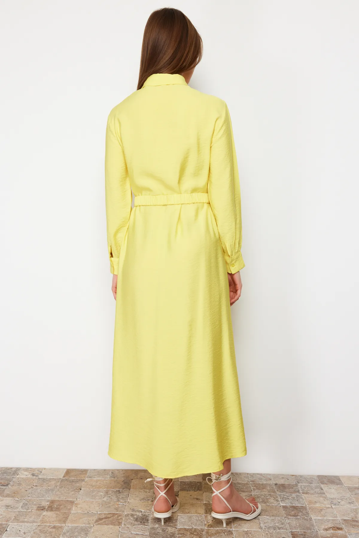 Trendyol Modest  Gelbes gewebtes Kleid mit elastischer Taille, Gürtel und Taschendetail TCTSS22EB0034
