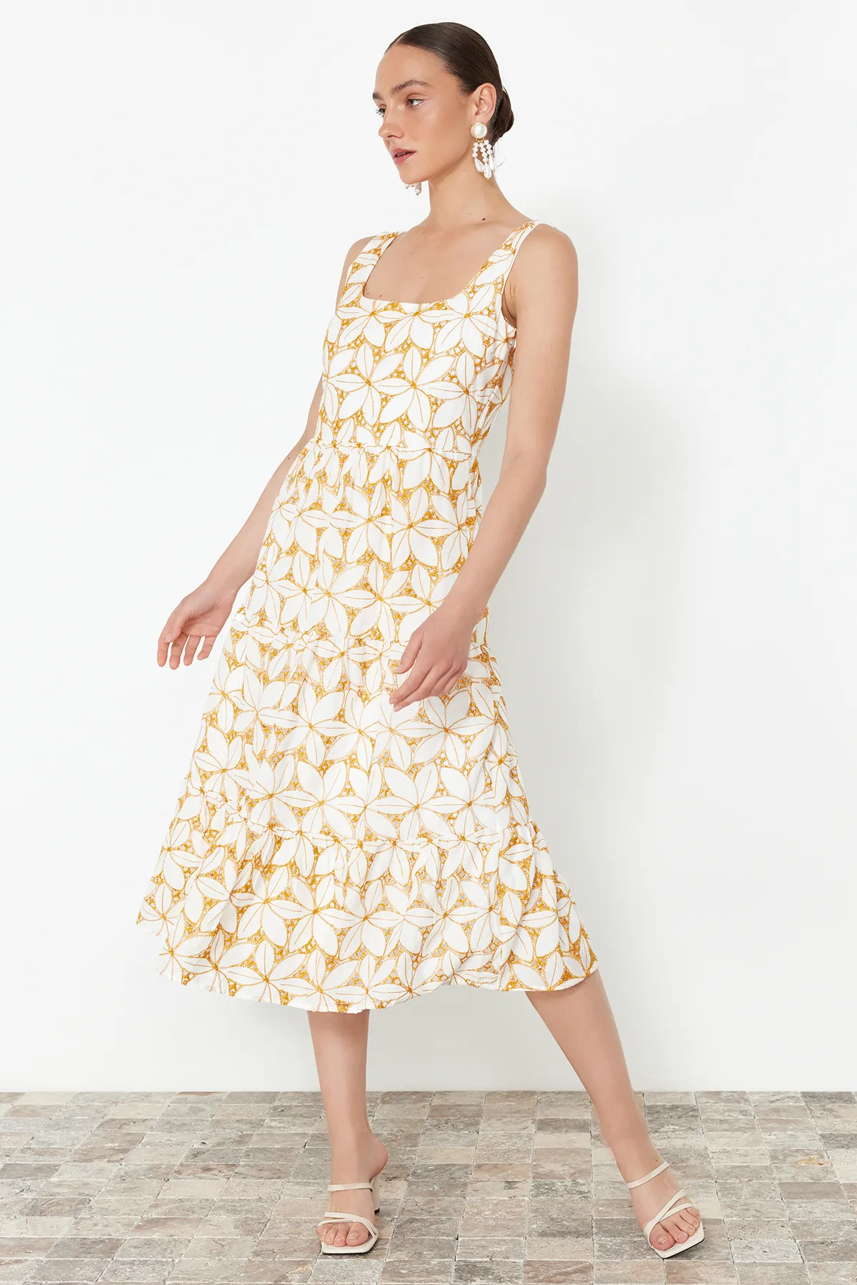 Trendyol Collection  Gelbes Midikleid mit Blumendruck und Stickerei – Öffnung an der Taille, gewebt – TWOSS24EL00796