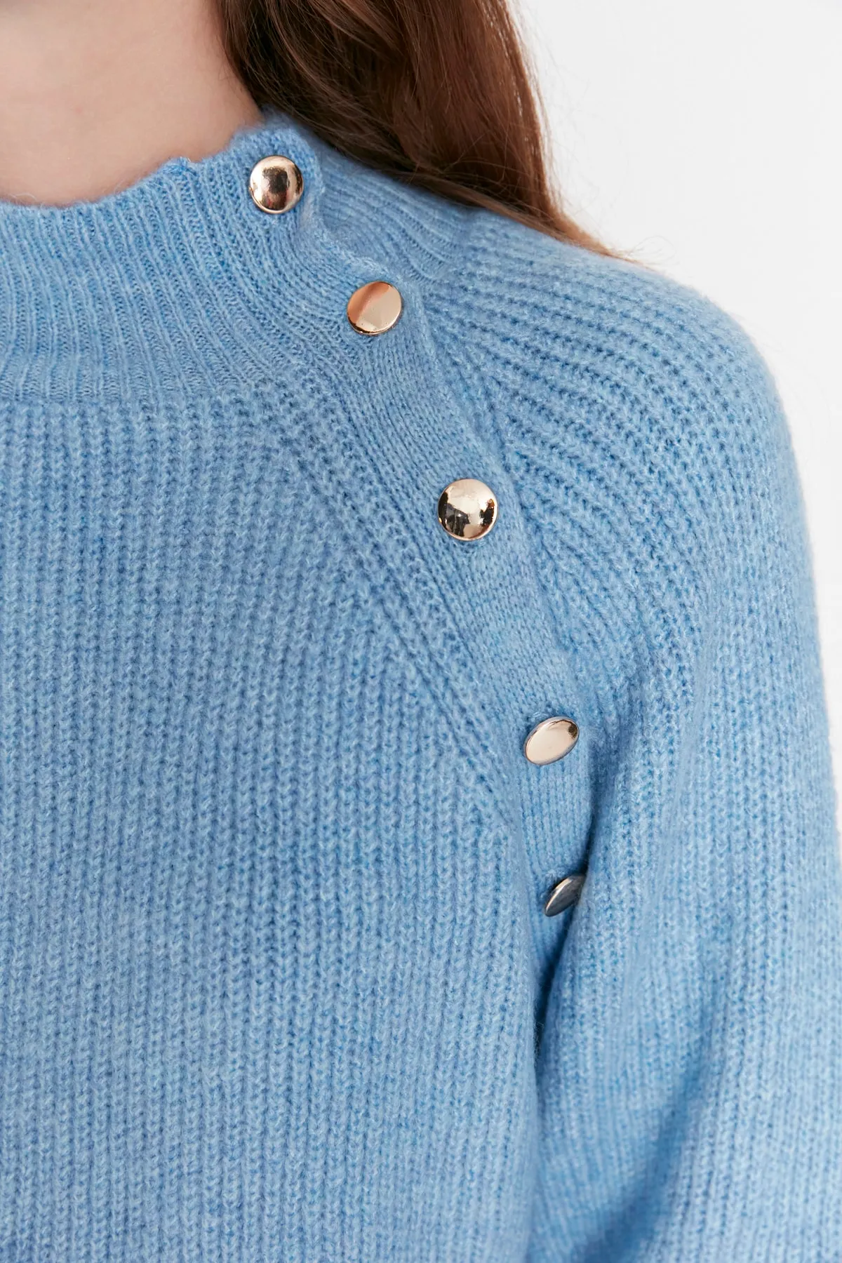 Trendyol Modest  Hellblauer Strickpullover mit Stehkragen und Knöpfen TCTAW23AK00011