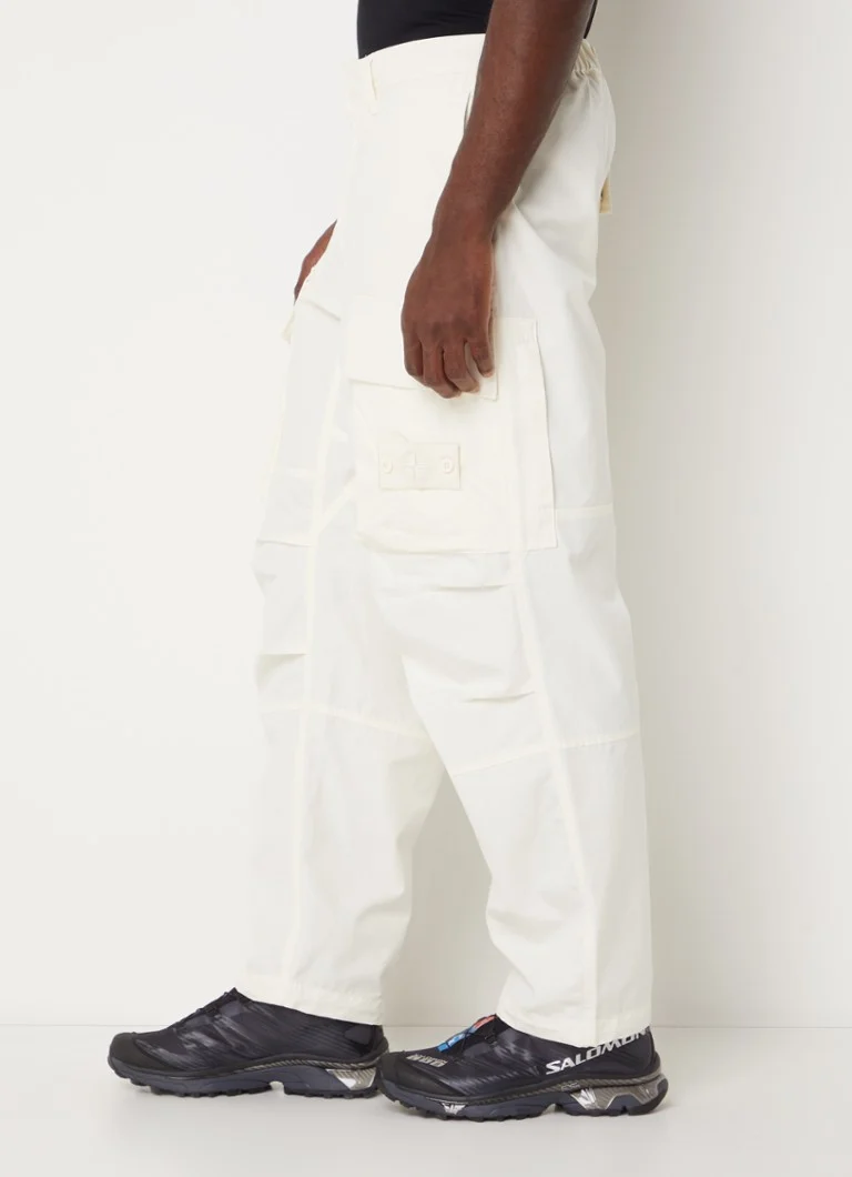 Pantaloni cargo Stone Island 309F1 cu croi larg, buzunare cu valvă și logo
