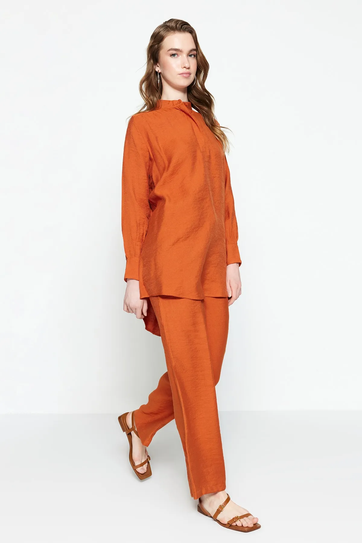 Trendyol Modest  Zimtfarbenes, halb verdecktes Tunika-Hosen-Set mit Schulterdetail und Knopfleiste, gewebt TCTSS22US0098