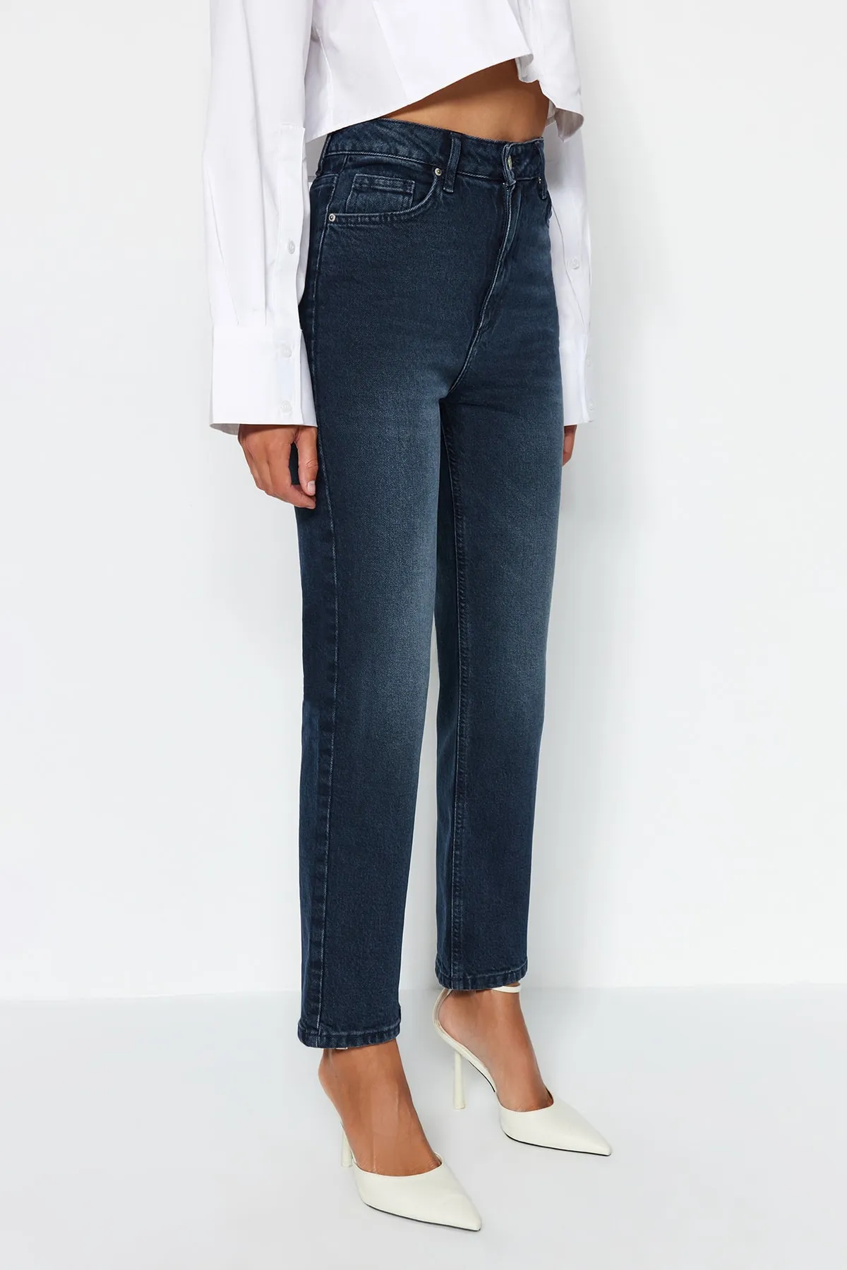 Trendyol Collection  Mitternachtsblaue bequeme gerade Jeans mit hoher Taille TWOAW24JE00091