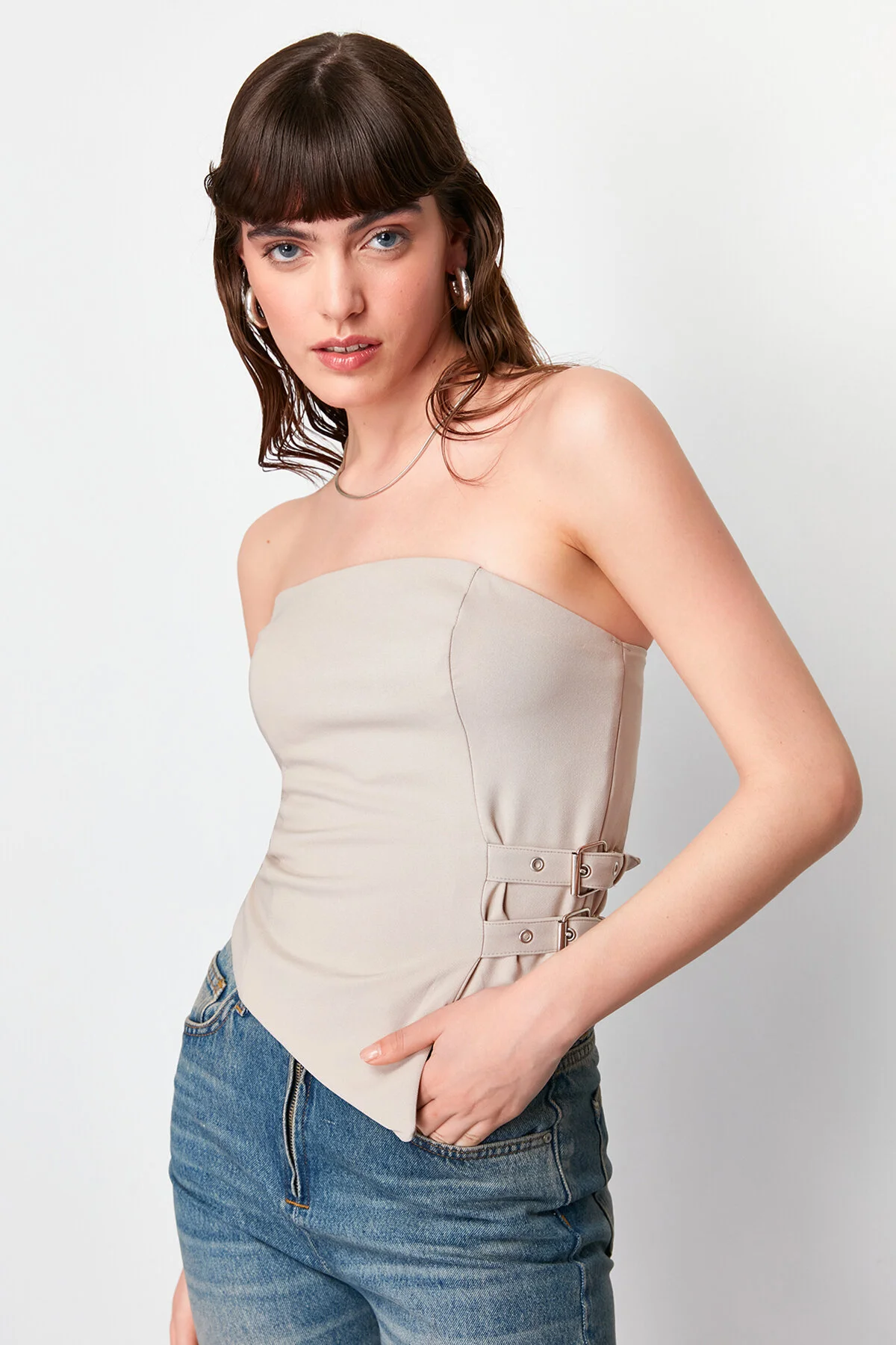 Trendyol Collection  Nerzfarbene, trägerlose, taillierte, gewebte Bluse mit Gürtelschnallendetail TWOSS24BZ00349