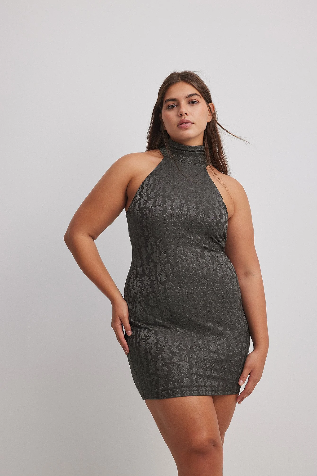 Minikleid mit Trichterausschnitt