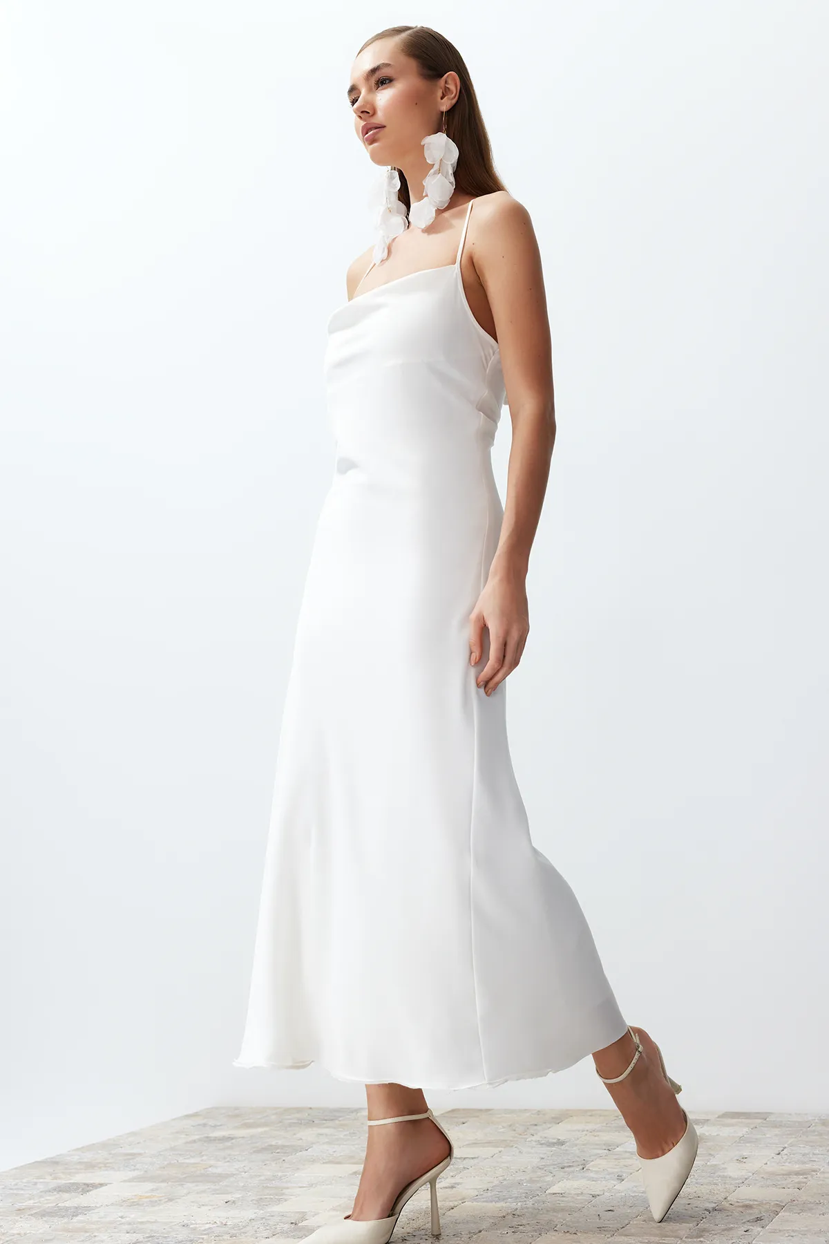 Trendyol Collection  Weißes Brautaccessoire aus Satin für Hochzeit/Nikah, elegantes Abendkleid TPRSS24EL00002