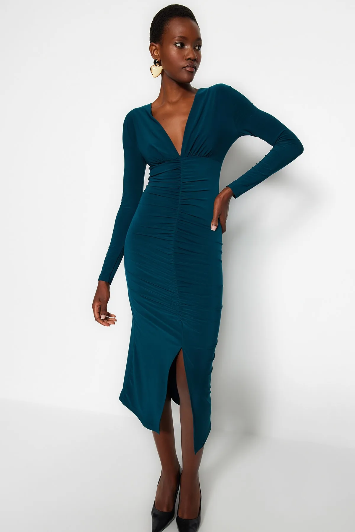 Trendyol Collection  Smaragdgrünes, drapiertes, figurbetontes, flexibles Midi-Strickkleid mit V-Ausschnitt TWOAW24EL00197