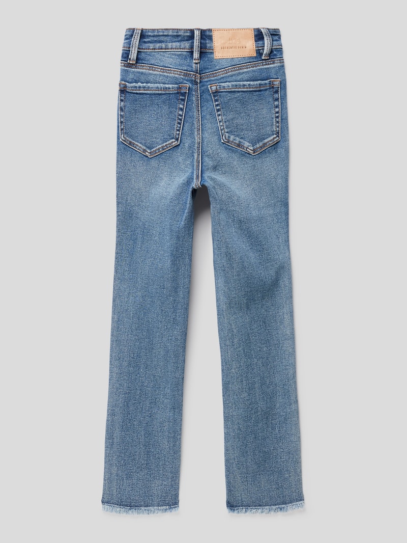 Jeans mit ausgefransten Abschlüssen in hellblau